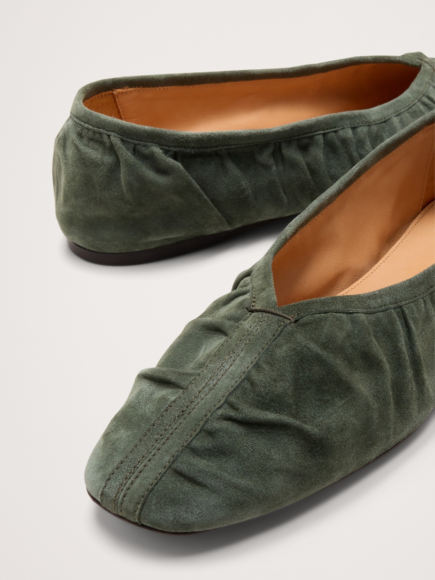 Женские балетки Banana Republic Ruched Suede Ballet Flat, цвет: Бирюзовый — фото 6