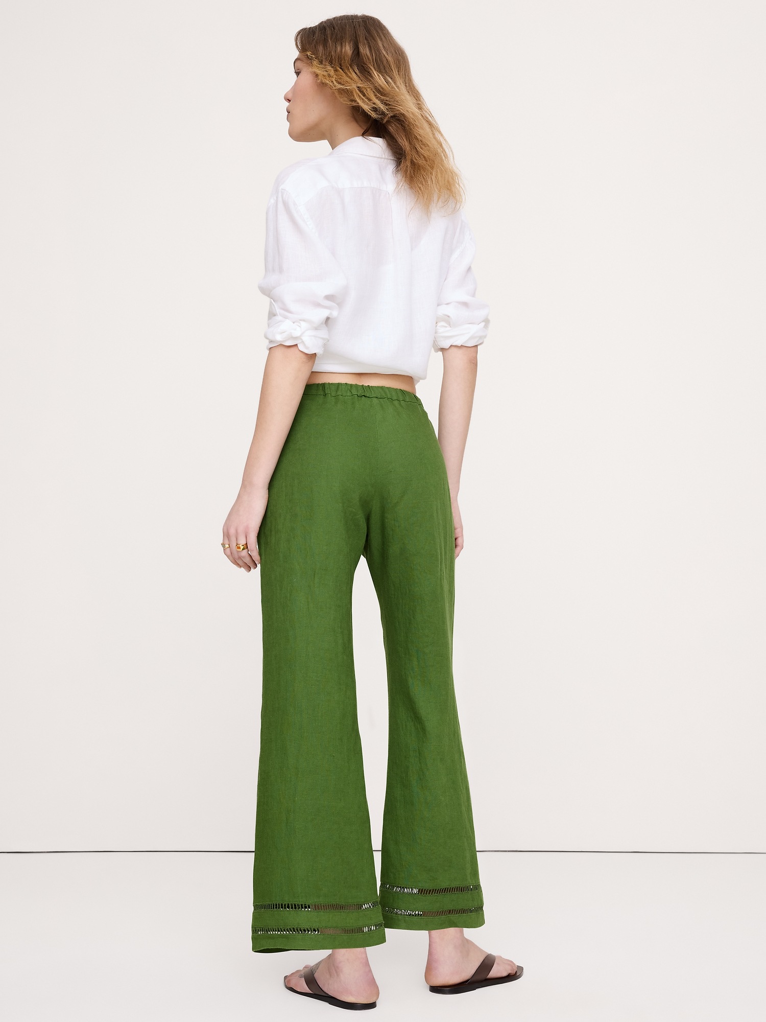 Женские брюки Banana Republic Mid-Rise Kick-Flare Linen Ankle Pant, цвет: Зелёный — фото 2