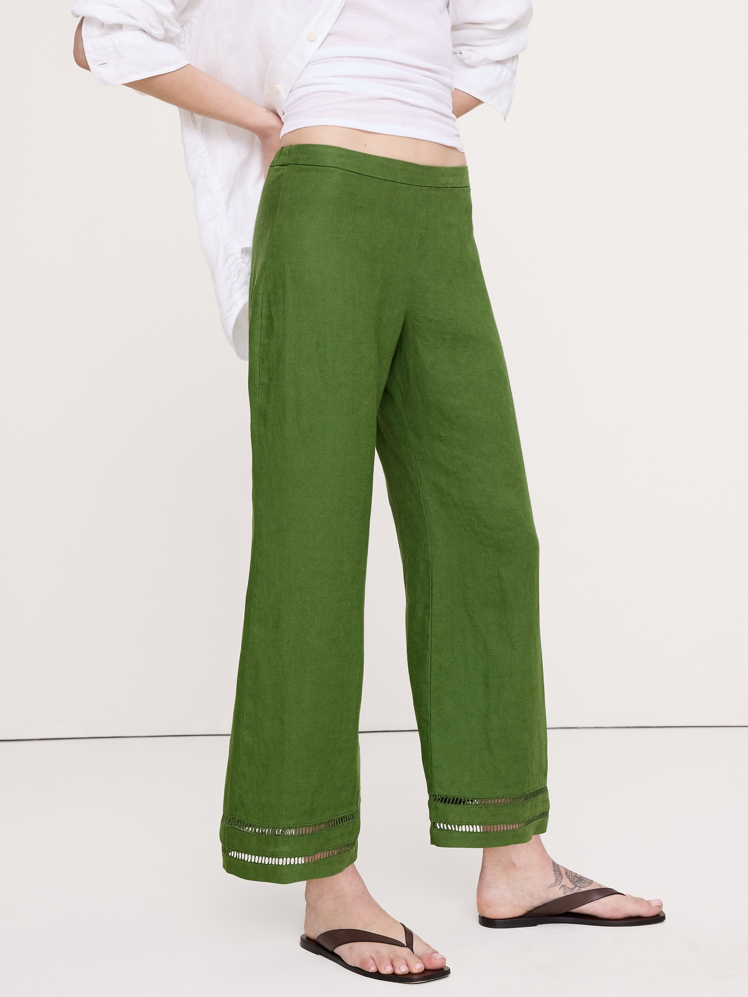 Женские брюки Banana Republic Mid-Rise Kick-Flare Linen Ankle Pant, цвет: Зелёный — фото 3