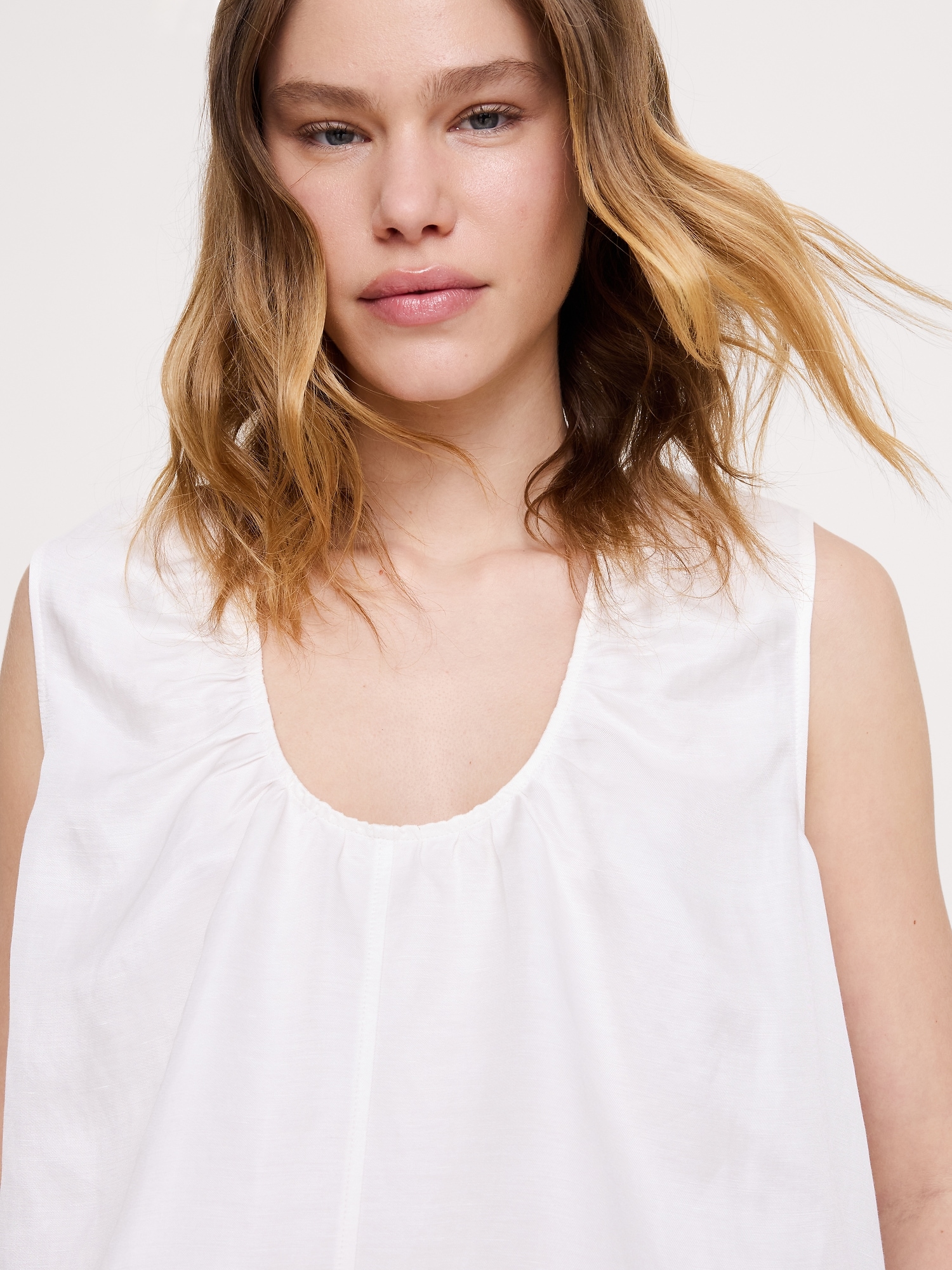Image number 4 showing, Viscose-Linen Scoop-Neck Tank
