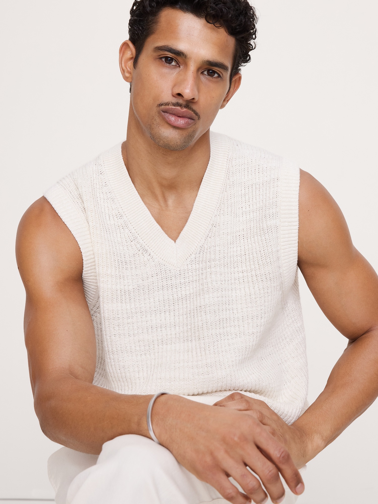 Мужской жилет Banana Republic Cotton-Linen Slub V-Neck Sweater Vest, цвет: Кремовый разноцветный — фото 3