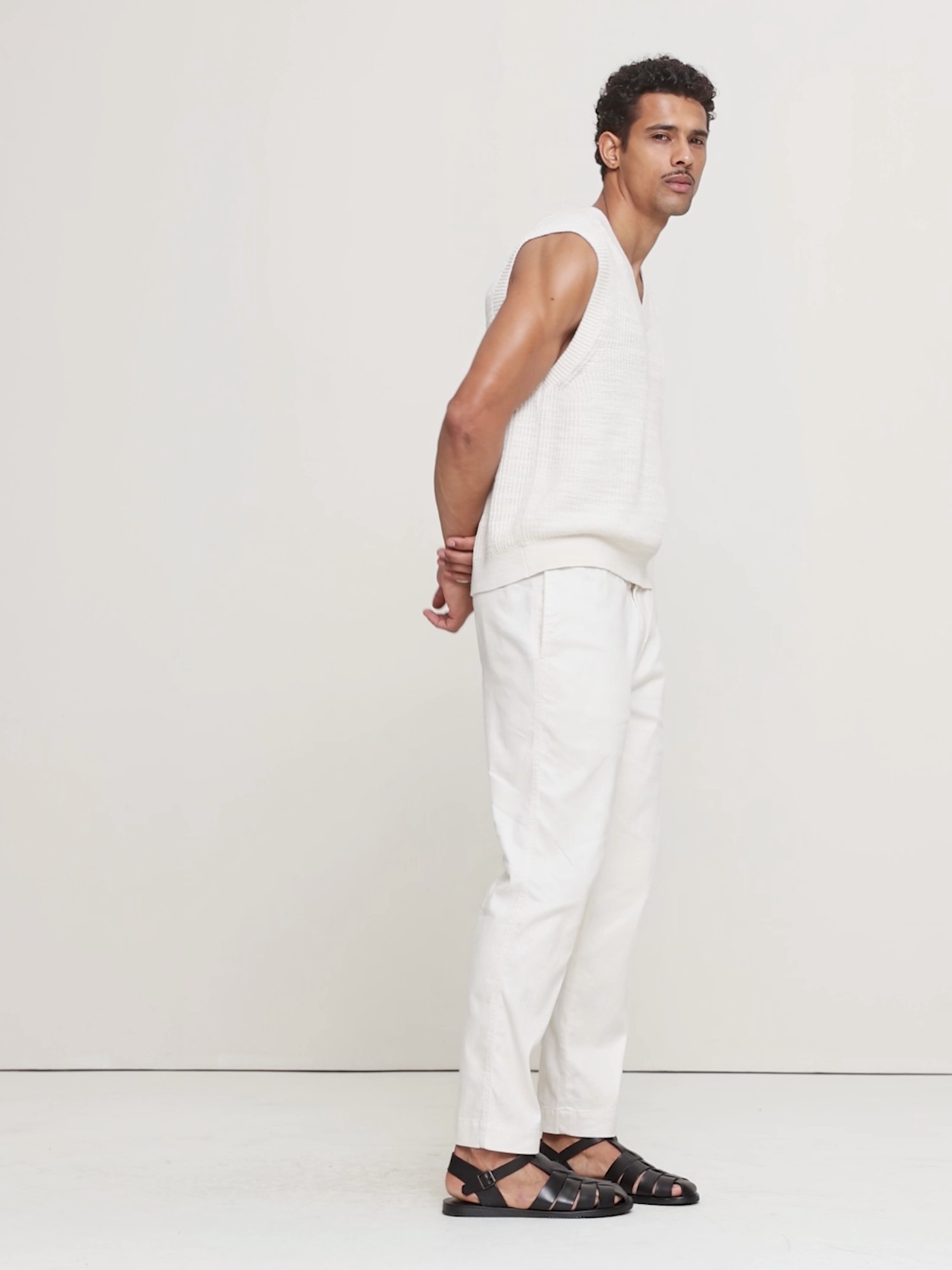 Мужской жилет Banana Republic Cotton-Linen Slub V-Neck Sweater Vest, цвет: Кремовый разноцветный — фото 5