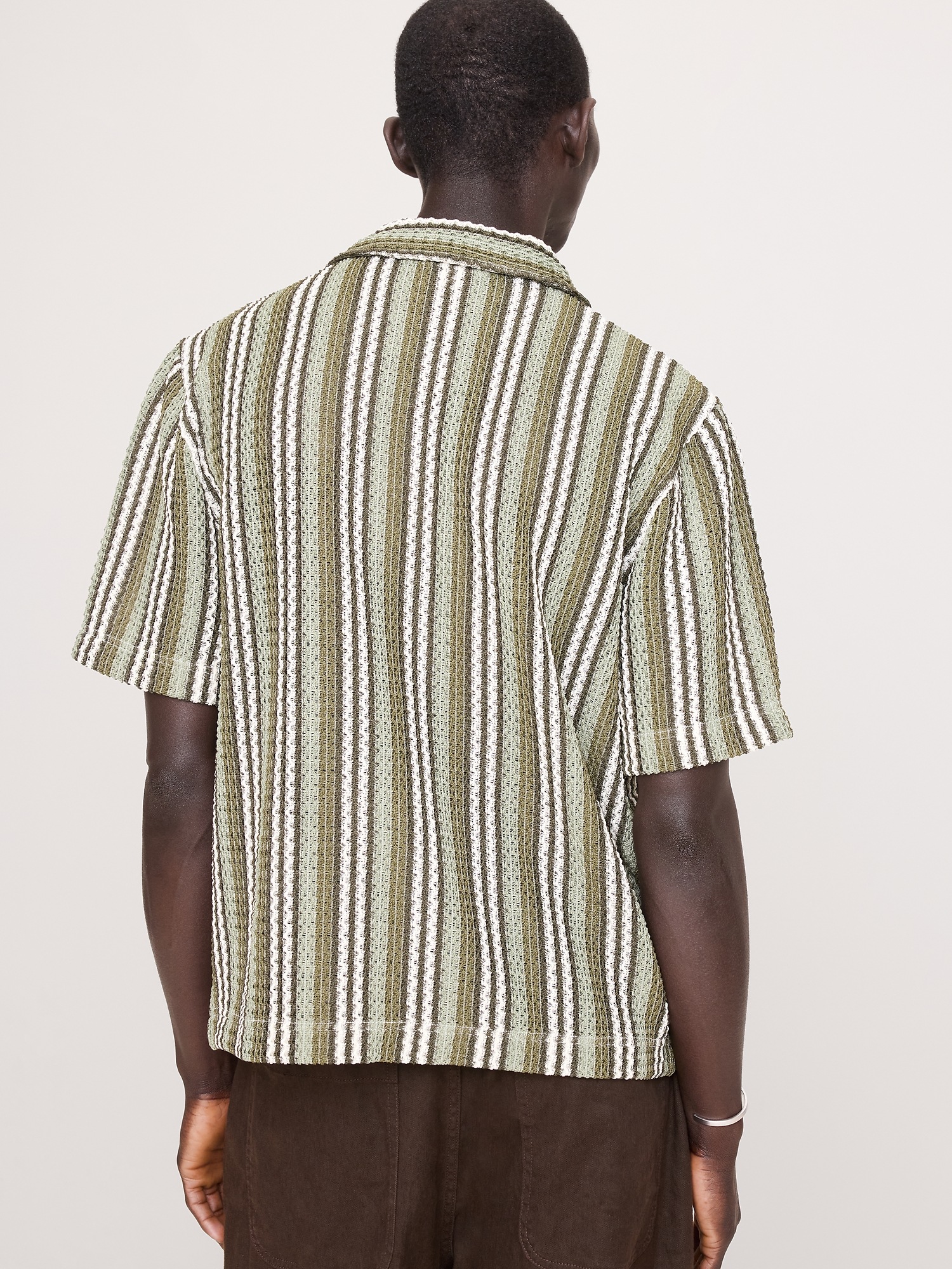 Мужская рубашка Banana Republic Textured Stripe Resort, цвет: Оливковый зелёный — фото 2