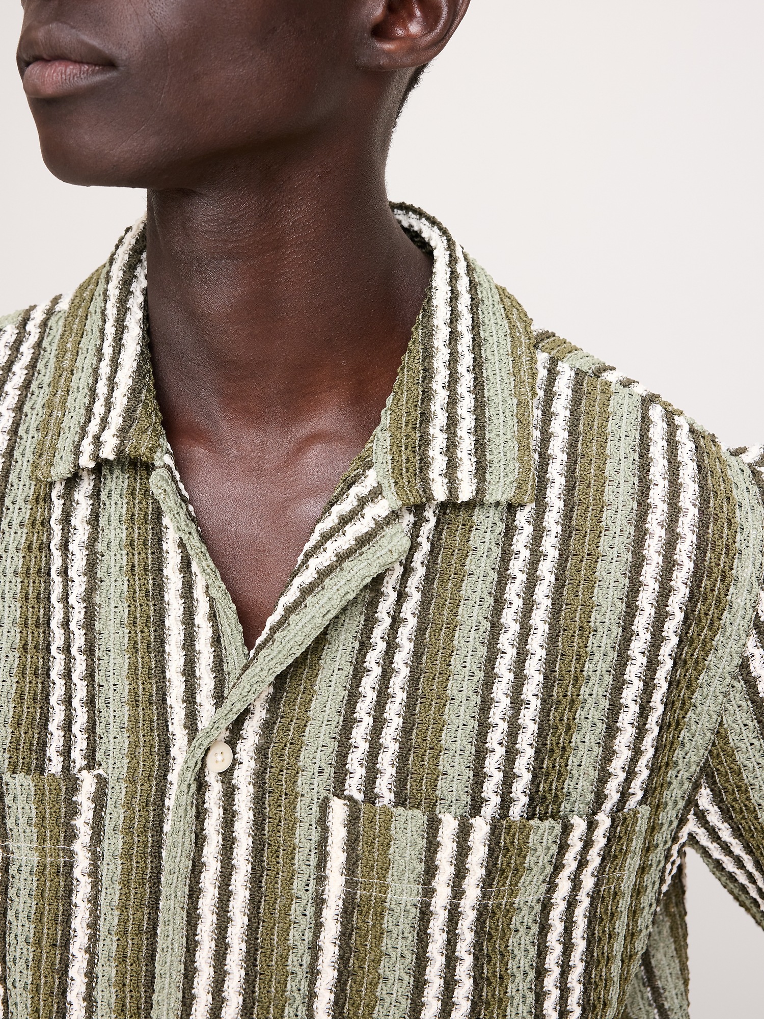 Мужская рубашка Banana Republic Textured Stripe Resort, цвет: Оливковый зелёный — фото 3