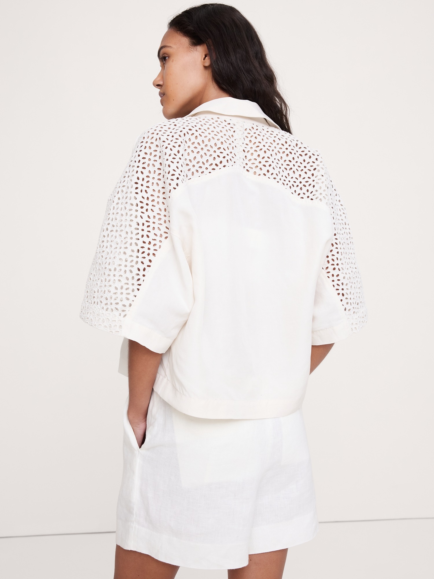 Женская рубашка Banana Republic Boxy Crop Tencel™-Linen Eyelet, цвет: Кремовый белый — фото 2