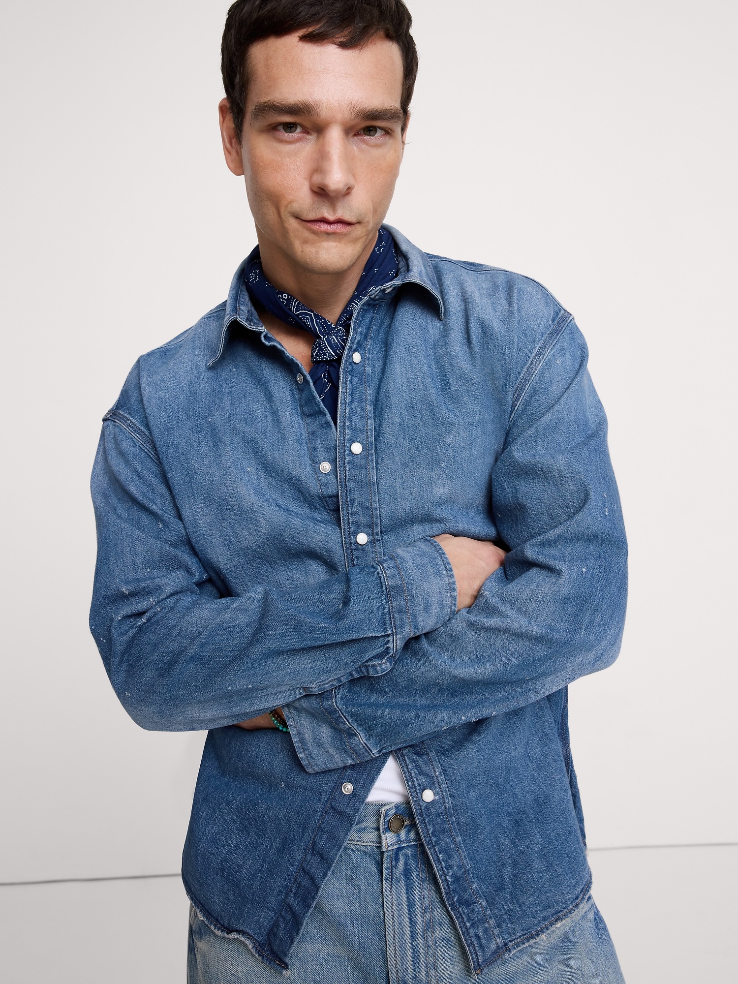 Мужская рубашка Banana Republic Relaxed-Fit Denim Shirt with Snaps, цвет: Средняя варка — фото 3