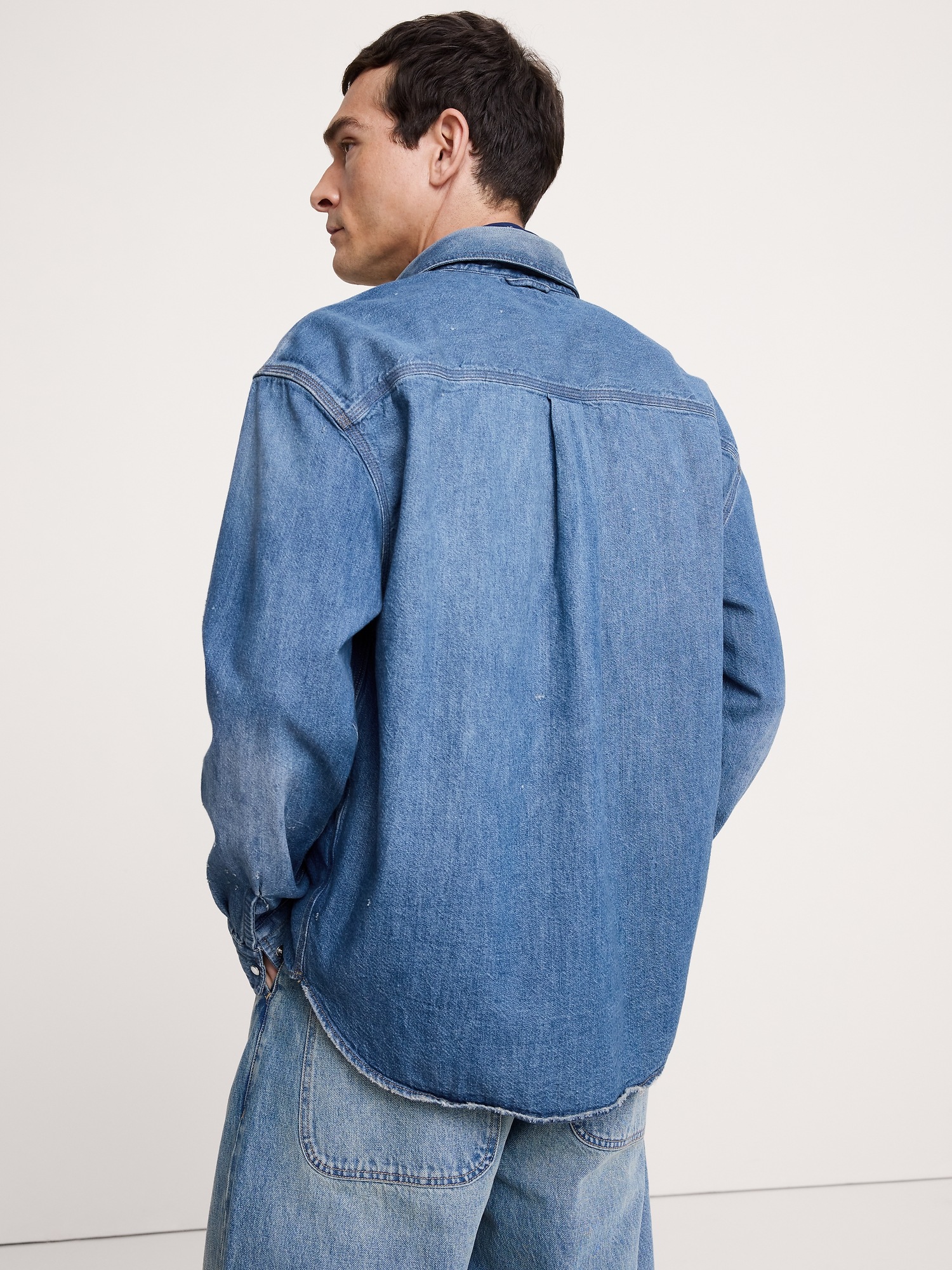 Мужская рубашка Banana Republic Relaxed-Fit Denim Shirt with Snaps, цвет: Средняя варка — фото 2