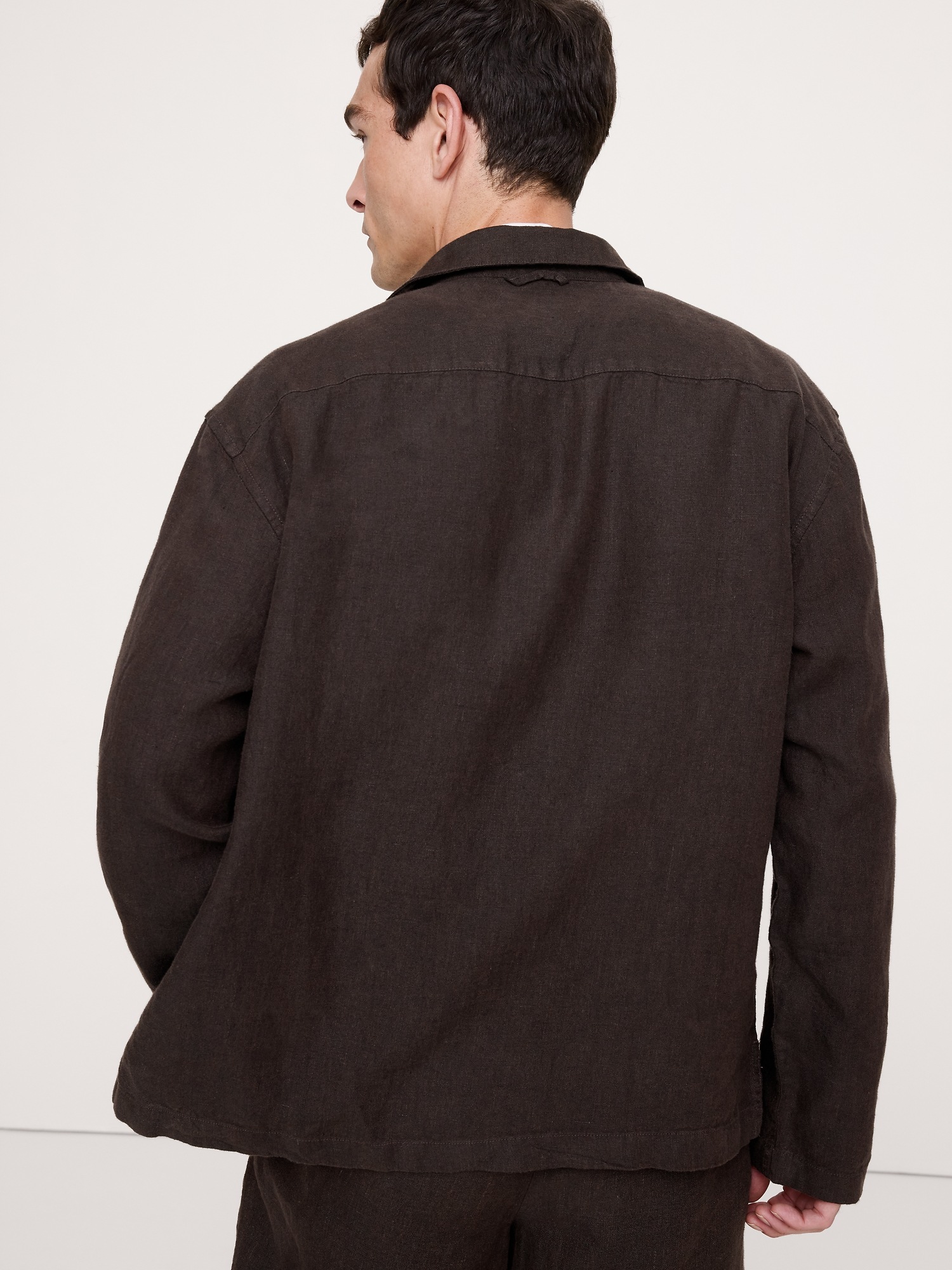 Мужская рубашка Banana Republic Relaxed-Fit Linen Long-Sleeve Resort, цвет: Шоколадный коричневый — фото 2