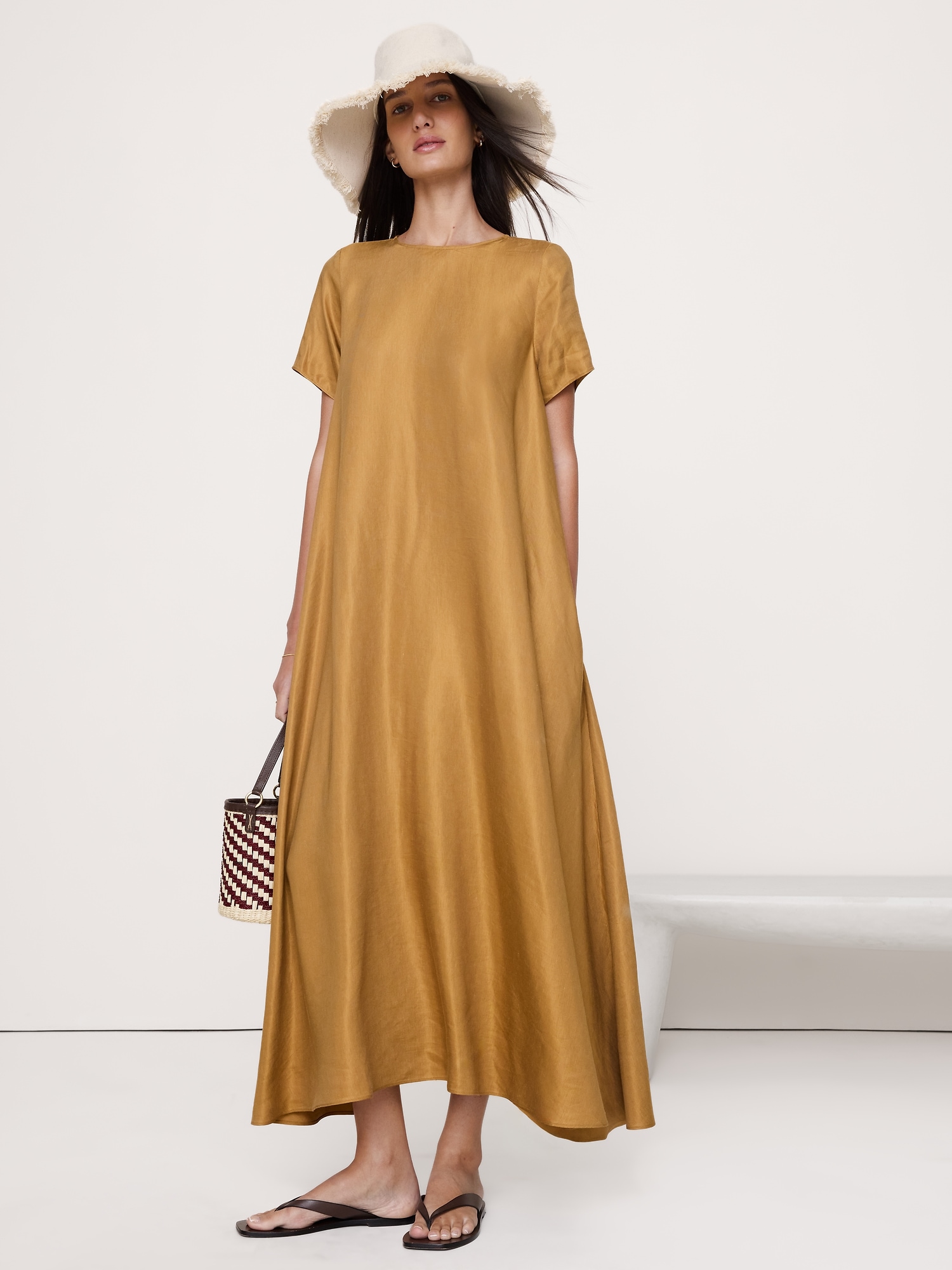 Image number 1 showing, Viscose-Linen Trapeze Maxi Dress