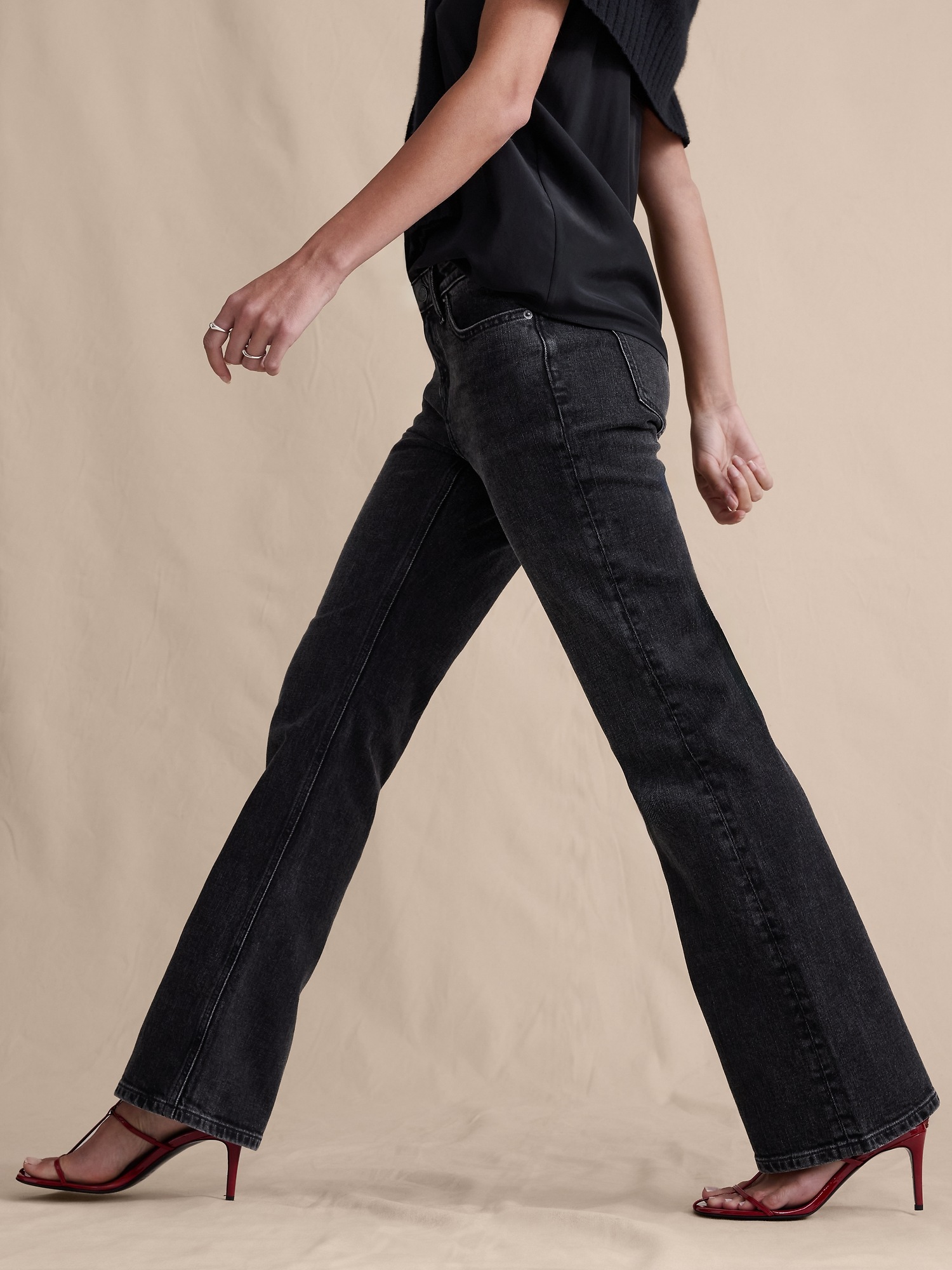 Женские джинсы Banana Republic Mid-Rise Bootcut Jean, цвет: Потёртый чёрный — фото 3