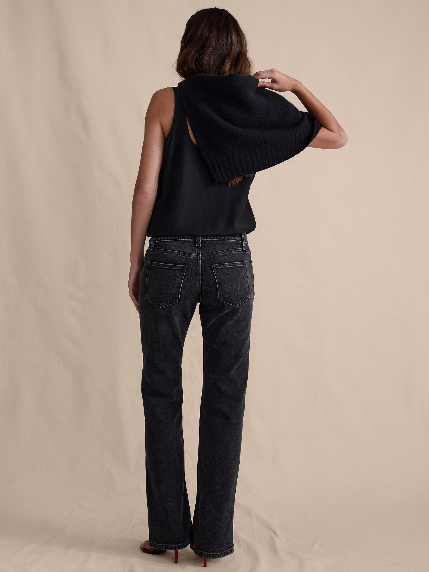 Женские джинсы Banana Republic Mid-Rise Bootcut Jean, цвет: Потёртый чёрный — фото 2