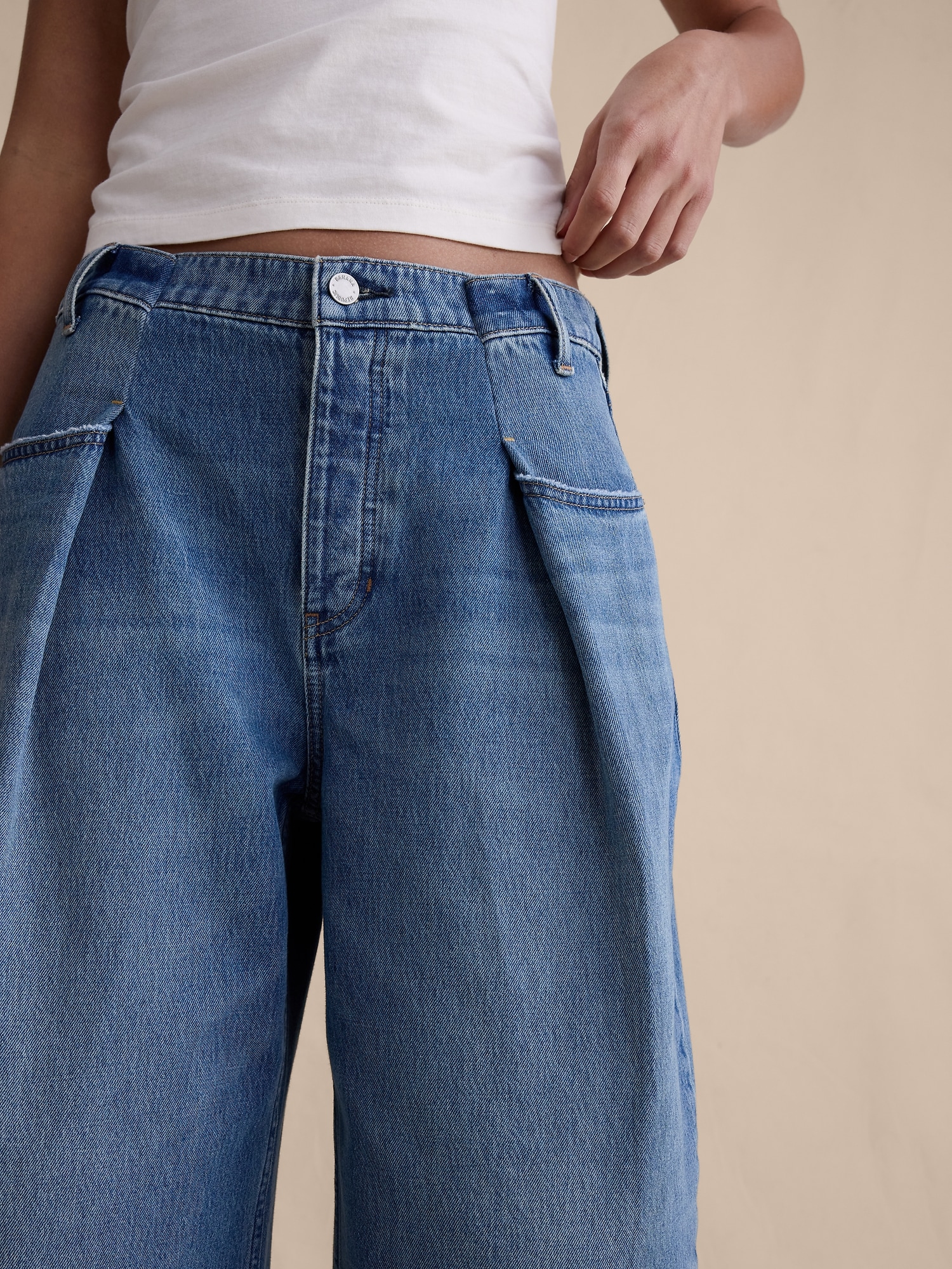 Image number 4 showing, Mid-Rise Loose Pleated Crop Jean