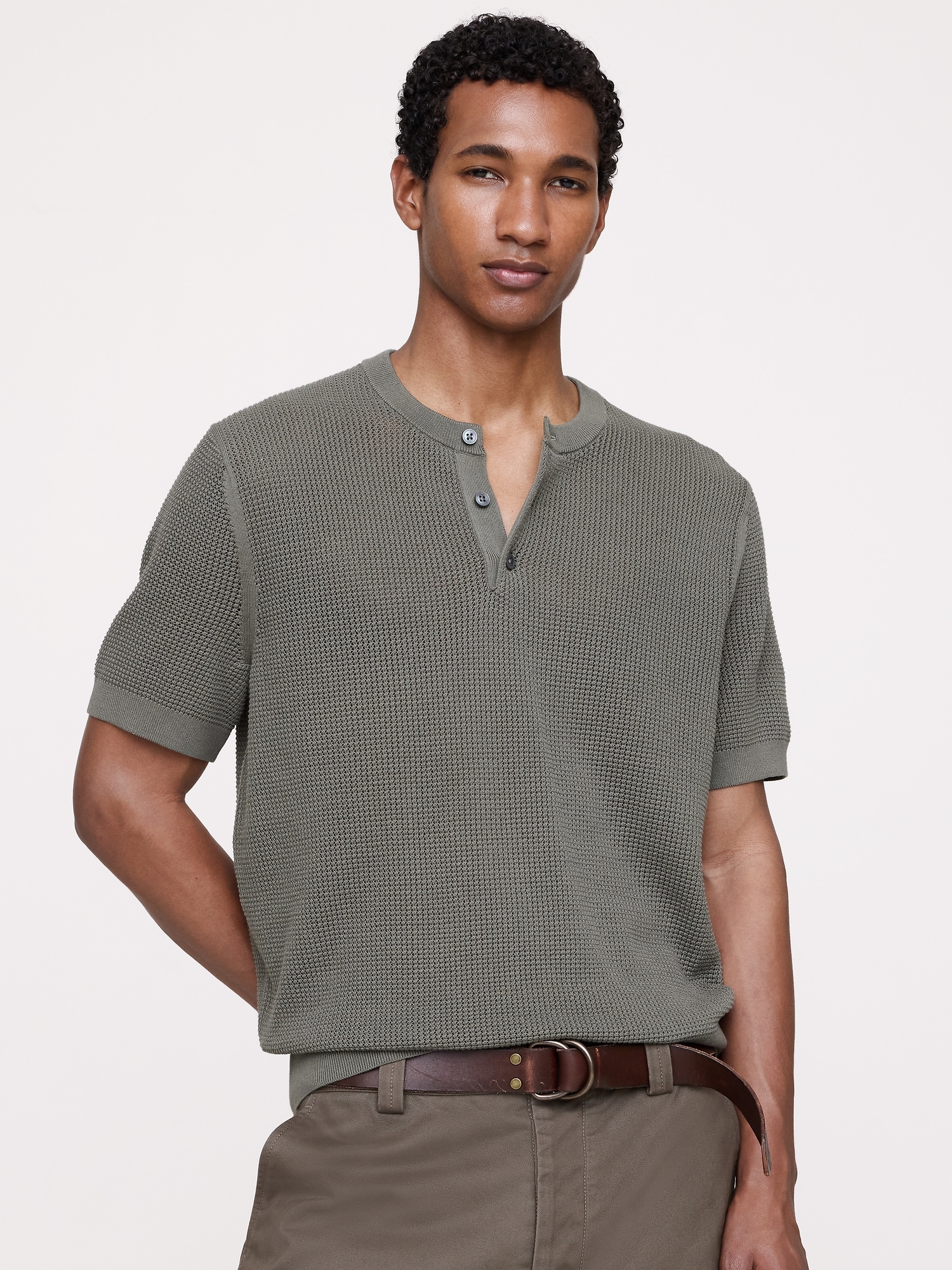 Мужской свитер Banana Republic Cotton-Silk Short-Sleeve Henley, цвет: Пыльный оливковый зелёный