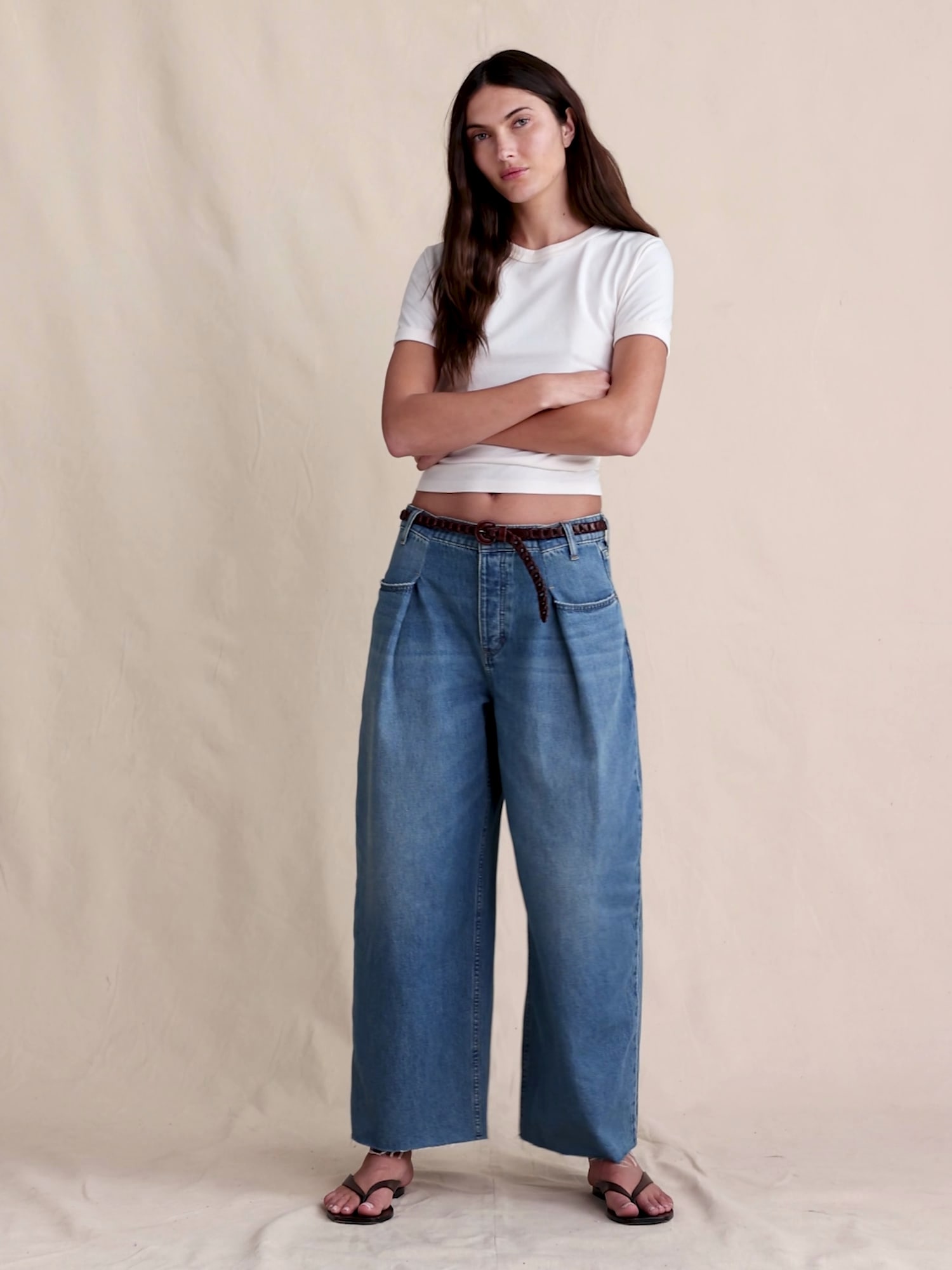 Mid-Rise Loose Pleated Crop Jean