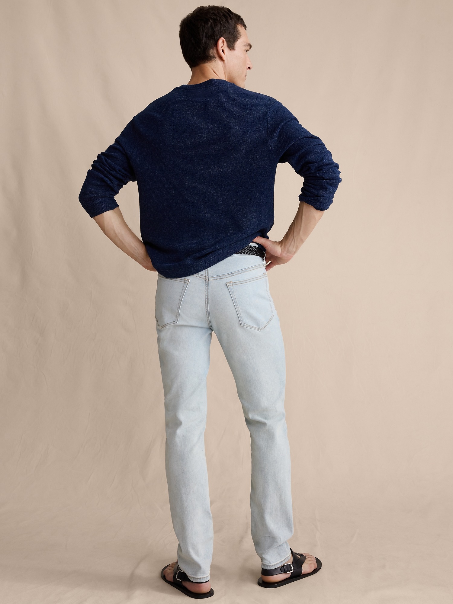Мужские джинсы Banana Republic Straight Luxe Traveler Jean, цвет: Выбеленный синий — фото 2