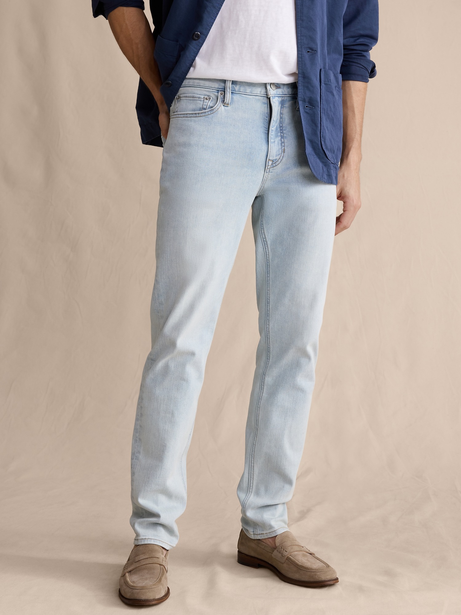 Мужские джинсы Banana Republic Athletic Luxe Traveler Jean, цвет: Выбеленный синий — фото 3