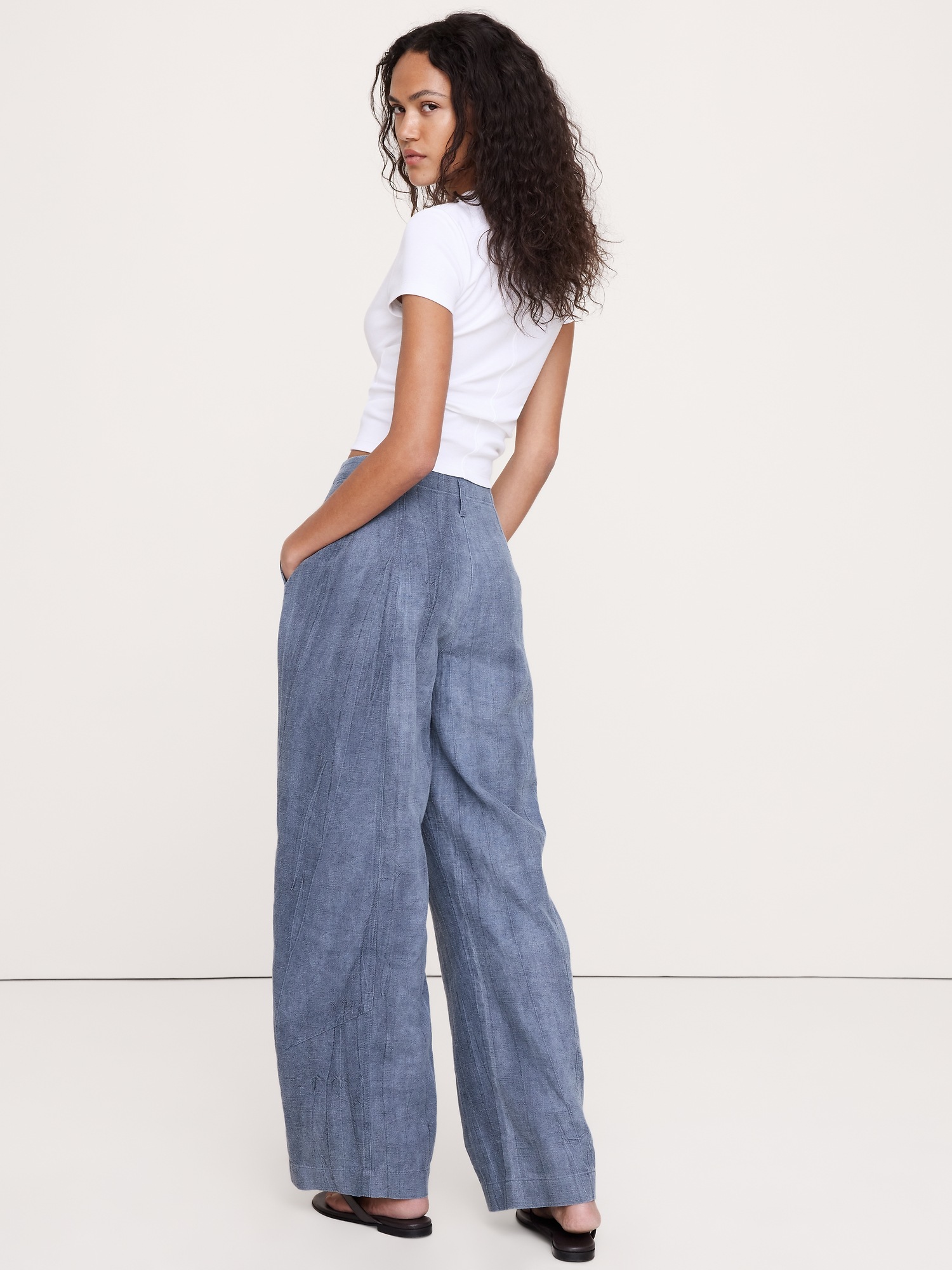 Женские брюки Banana Republic High-Rise Relaxed Barrel Ramie-Cotton Pant, цвет: Синий — фото 2