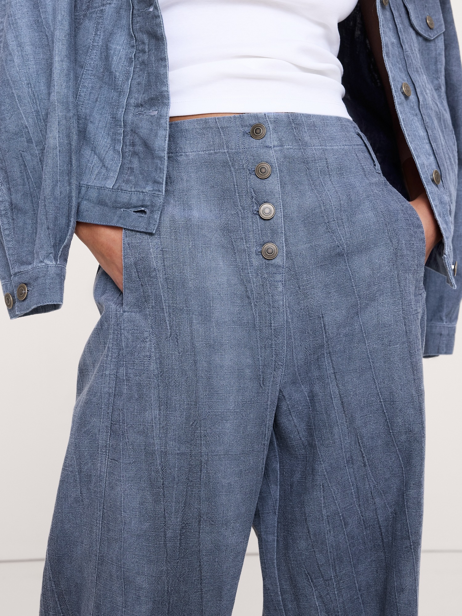 Женские брюки Banana Republic High-Rise Relaxed Barrel Ramie-Cotton Pant, цвет: Синий — фото 3
