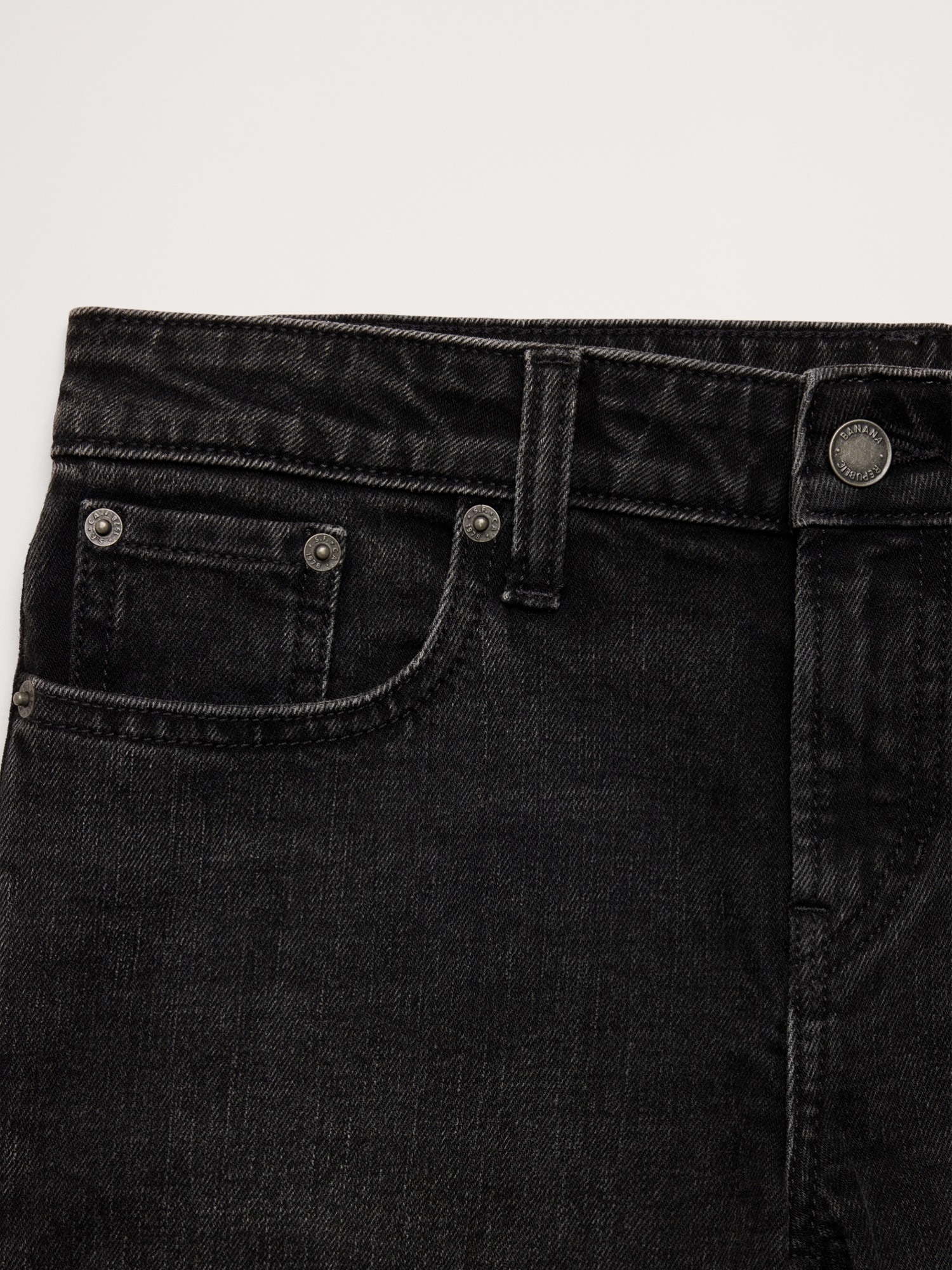 Женские джинсы Banana Republic Mid-Rise Bootcut Jean, цвет: Потёртый чёрный — фото 6
