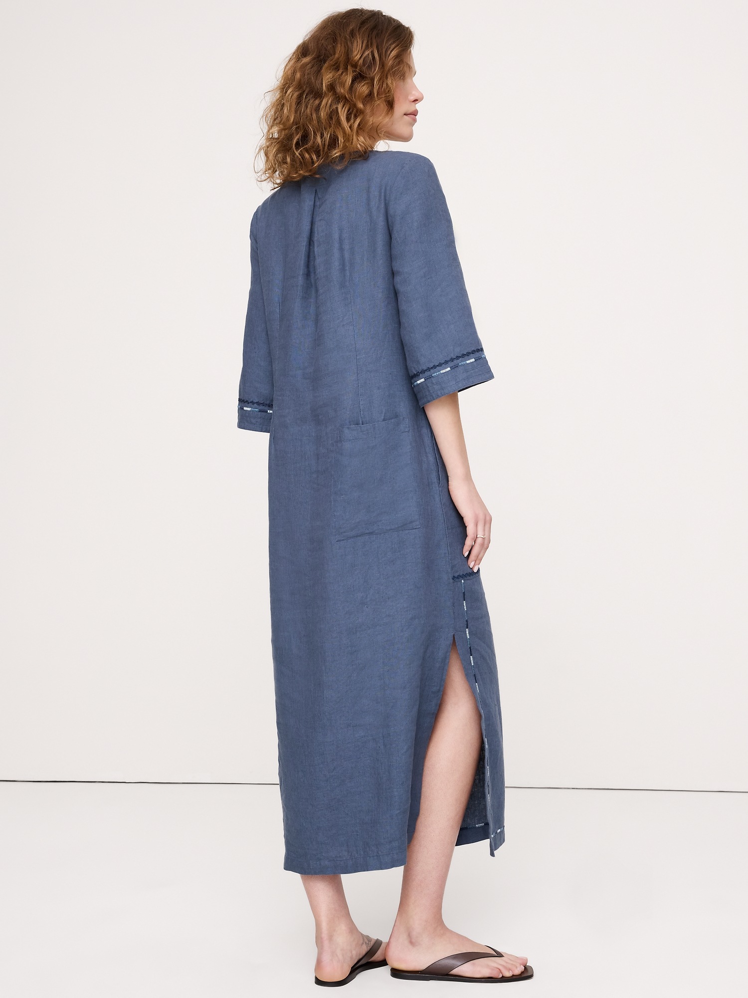 Женское платье Banana Republic Embroidered Linen Scoop-Neck Maxi, цвет: Глубокий джинсовый синий — фото 2