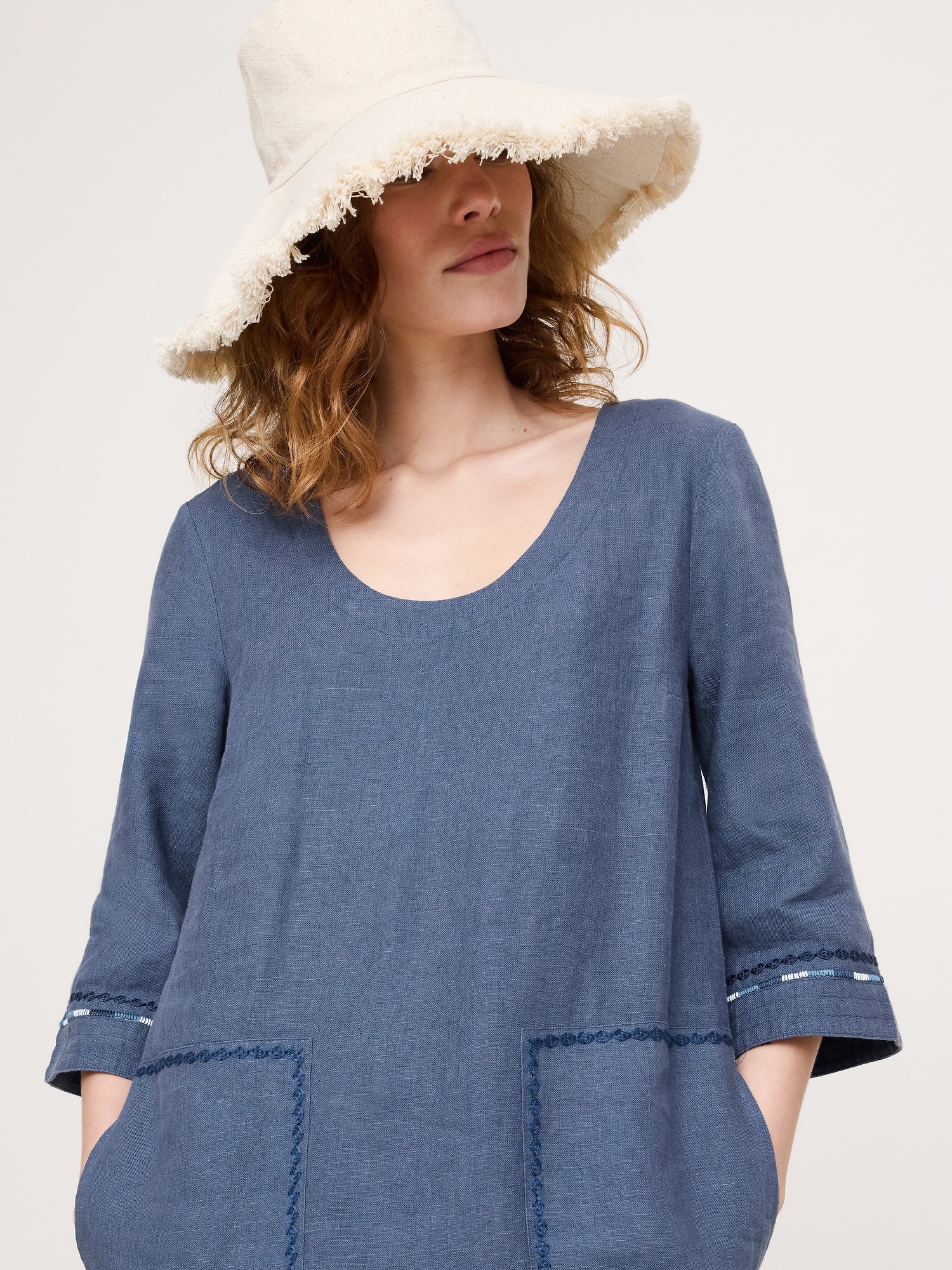 Женское платье Banana Republic Embroidered Linen Scoop-Neck Maxi, цвет: Глубокий джинсовый синий — фото 3