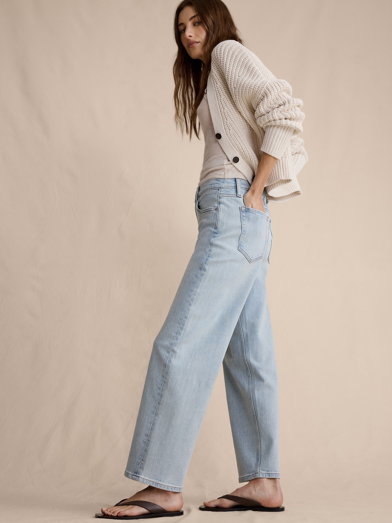 Женские джинсы Banana Republic Mid-Rise 90s Loose Crop Jean, цвет: Светлая варка — фото 3