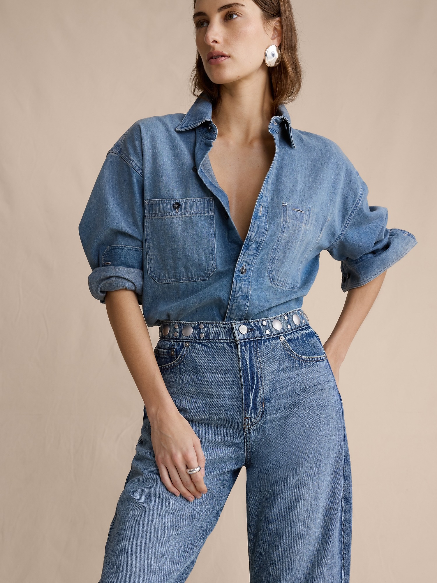 Женские джинсы Banana Republic Mid-Rise Barrel Studded Ankle Jean, цвет: Средняя светлая варка — фото 3