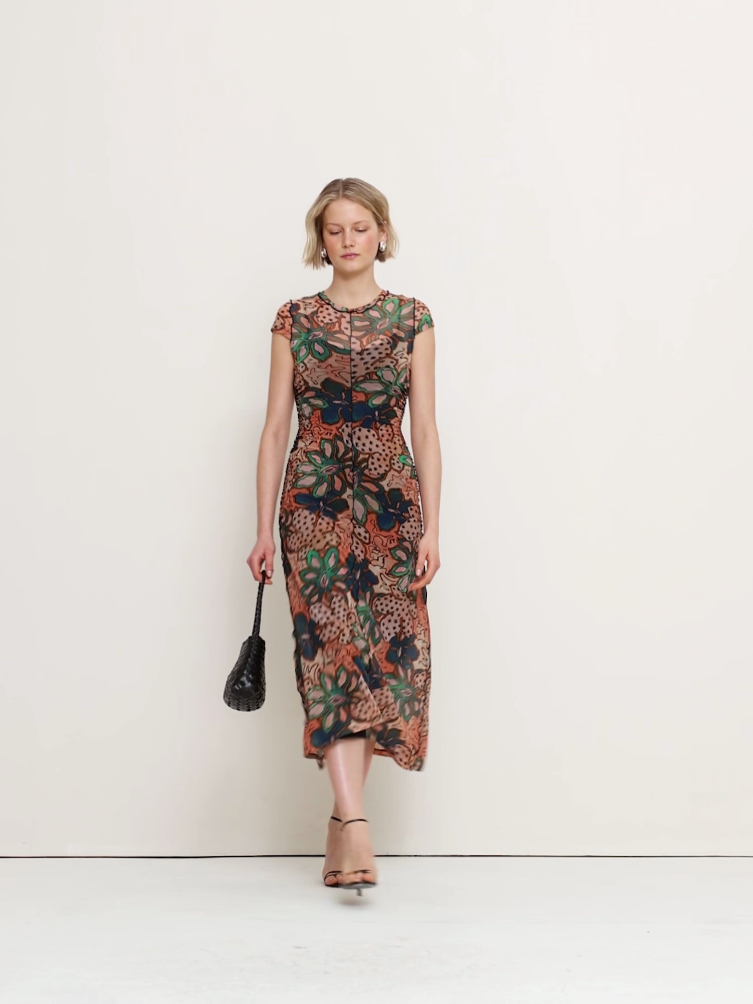 Женское платье Banana Republic Ruched Mesh Short-Sleeve Midi, цвет: Персиковый — фото 6