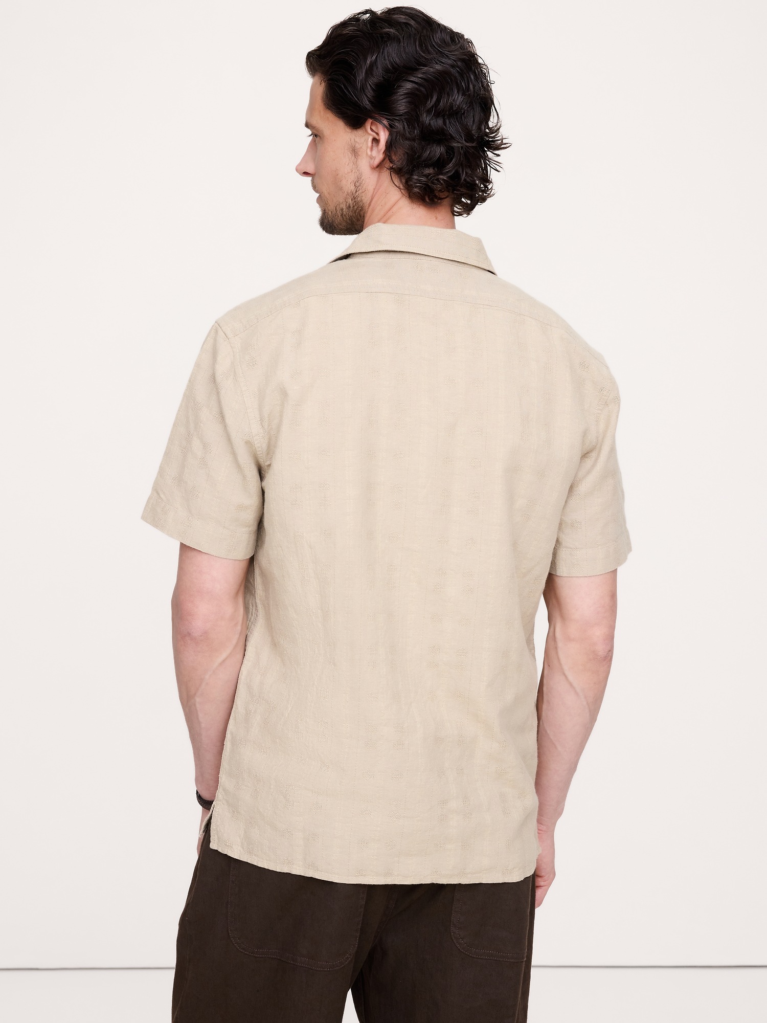 Мужская рубашка Banana Republic Standard-Fit Cotton-Linen Resort, цвет: Хаки бежевый — фото 2