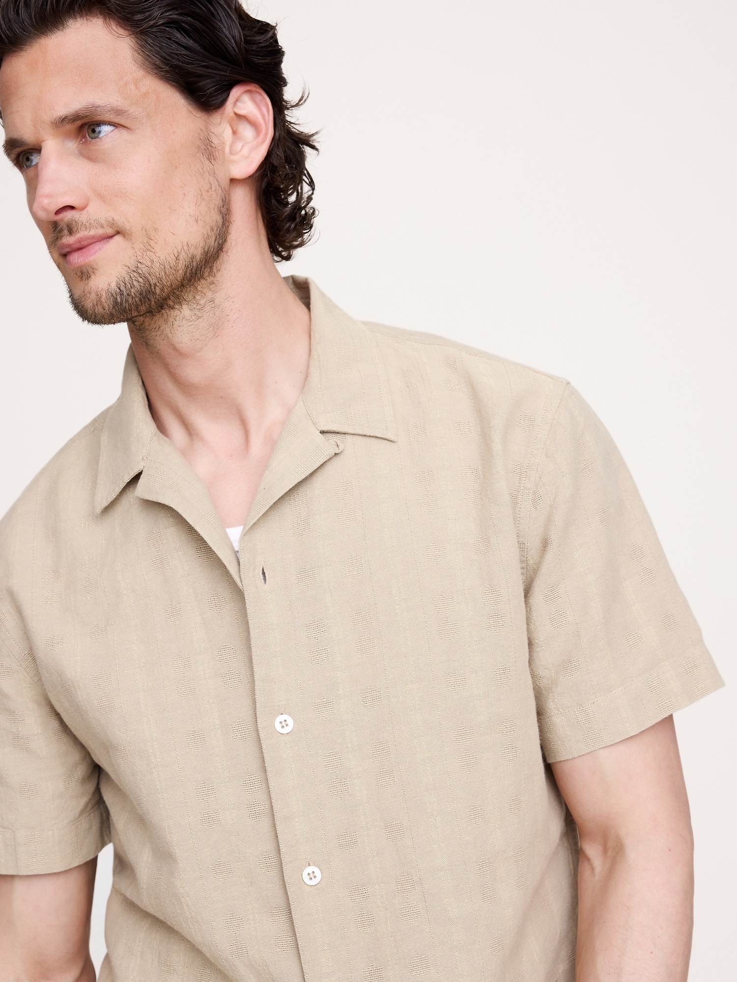 Мужская рубашка Banana Republic Standard-Fit Cotton-Linen Resort, цвет: Хаки бежевый — фото 3