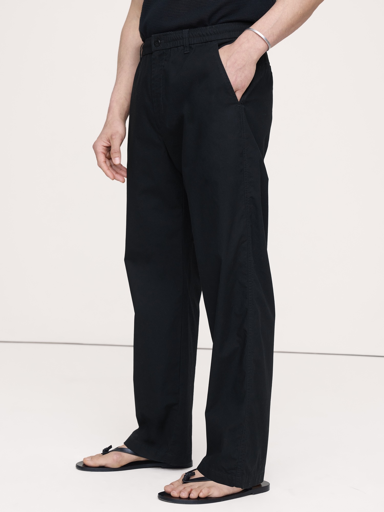Мужские брюки Banana Republic The Weekender Relaxed Pull-On Pant in Cotton, цвет: Чёрный — фото 3