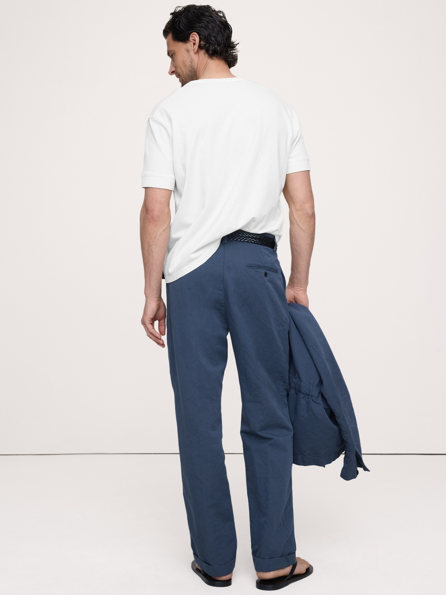 Мужские брюки Banana Republic Archive Reissue Pleated Italian Linen-Cotton Pant, цвет: Тёмный джинсовый синий — фото 2