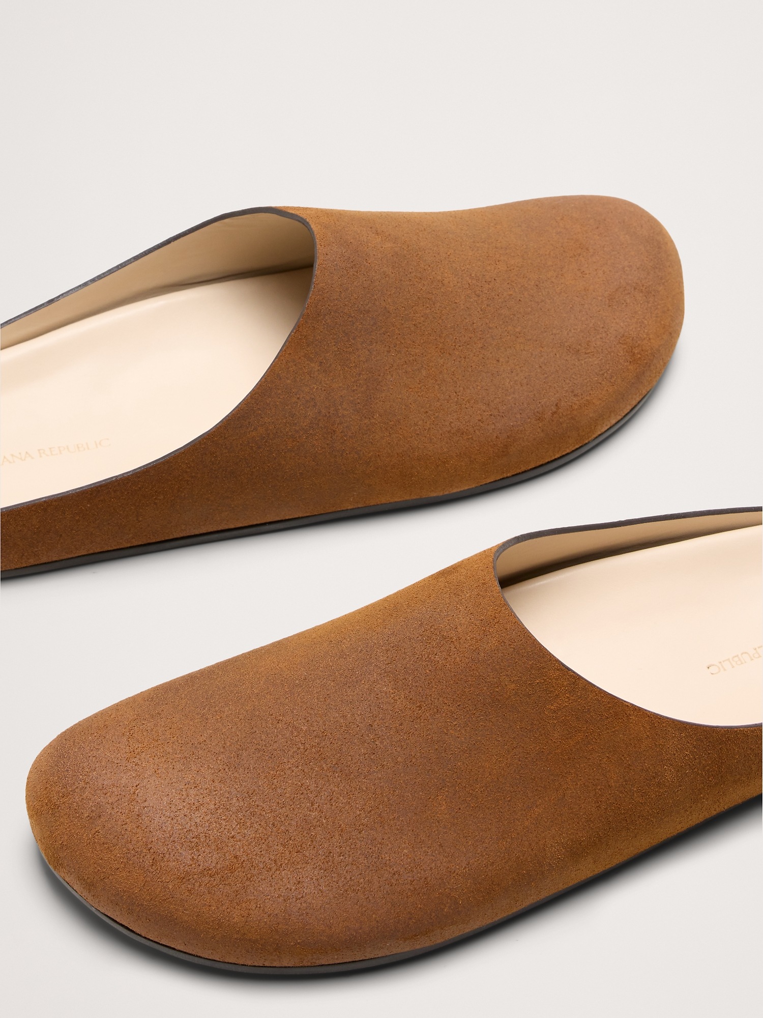 Мужские сабо Banana Republic Leather Clog, цвет: Нубуковый кожаный — фото 6