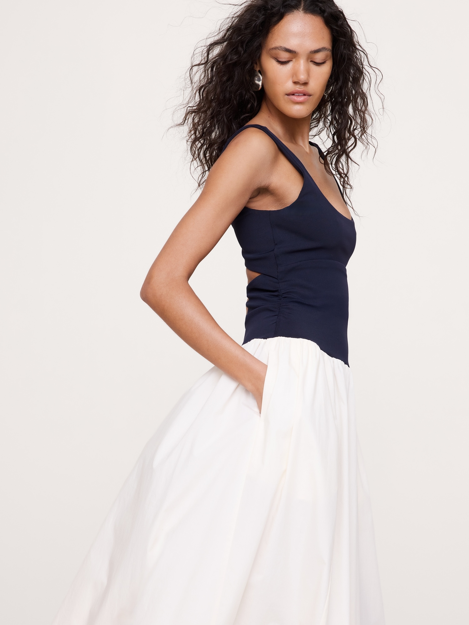 Image number 4 showing, Sculpted-Stretch + Cotton Poplin Maxi Dress