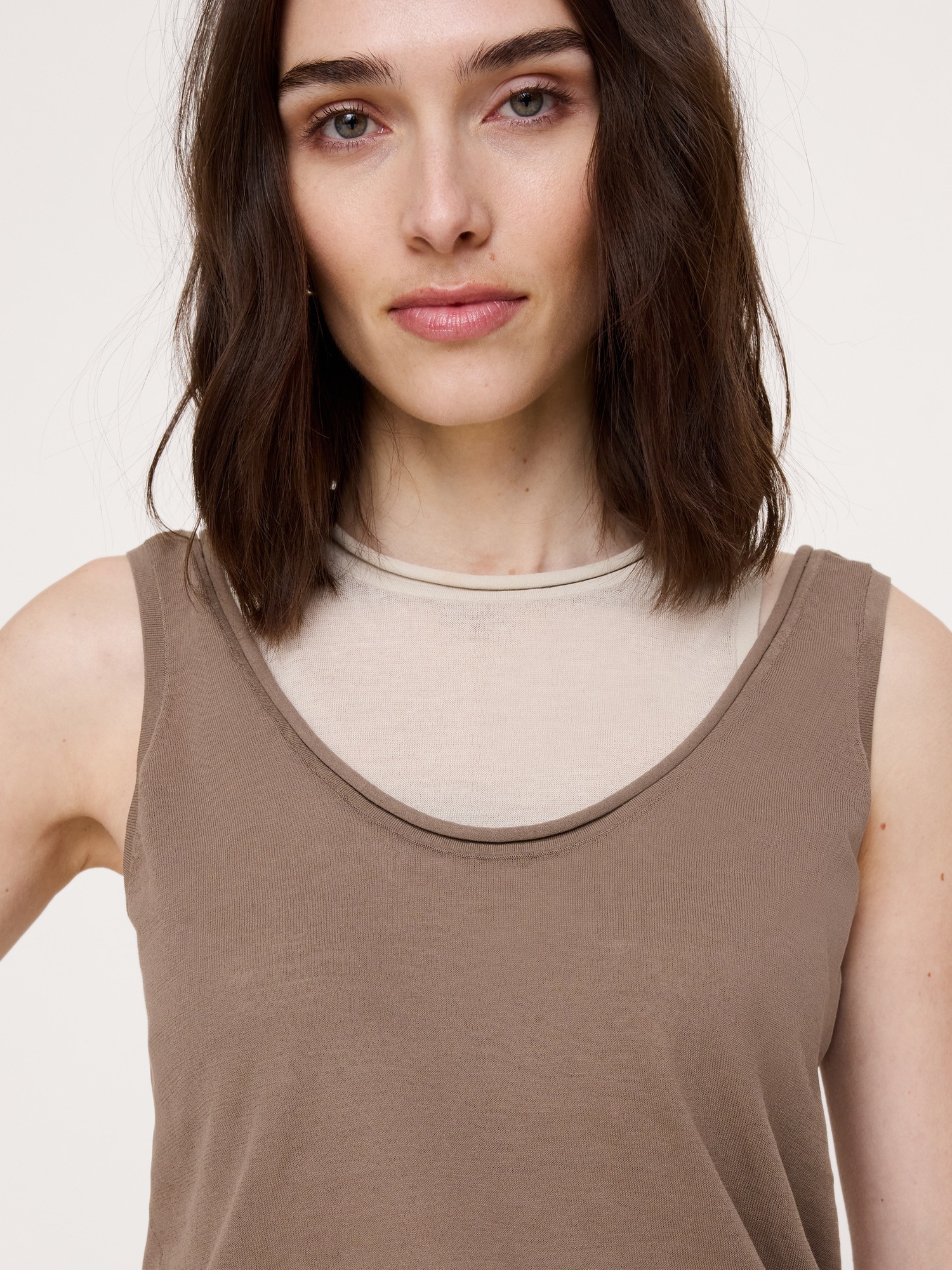Женский топ Banana Republic Sheer Ultra-Fine Cotton Layered Tank, цвет: Серо-коричневый — фото 3