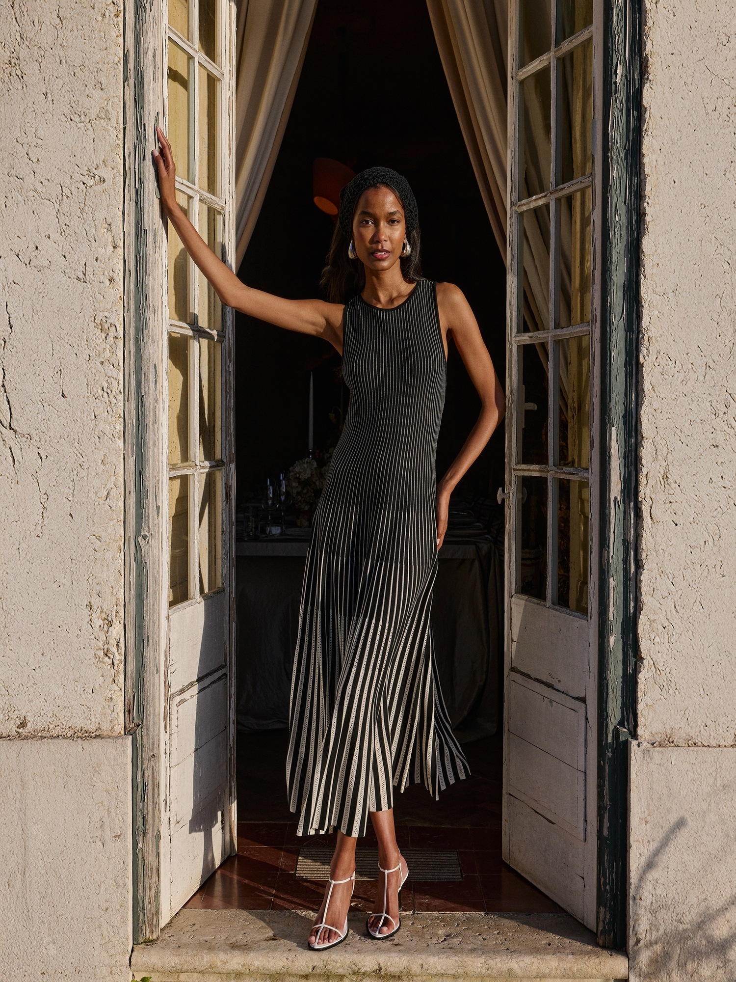 Женское платье Banana Republic Sculpted Eyelet Maxi, цвет: Белый / Чёрный — фото 3