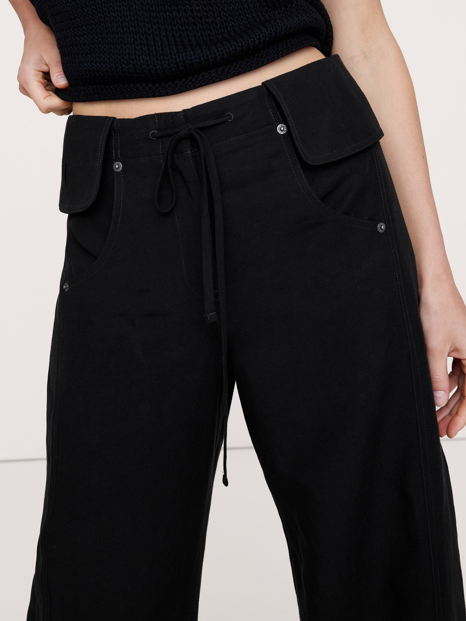 Женские брюки Banana Republic Wide-Leg TENCEL™-Linen Pant with Foldover Waistband, цвет: Чёрный — фото 3