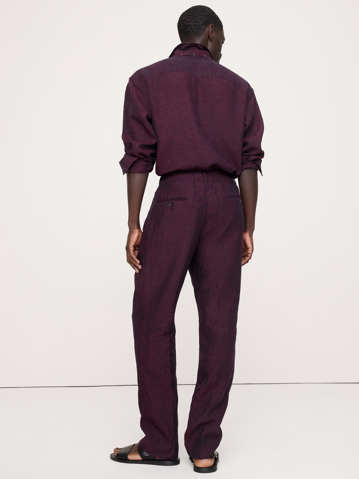 Мужские брюки Banana Republic Straight Linen Pull-On Dress Pant, цвет: Глубокий бордовый красный — фото 2