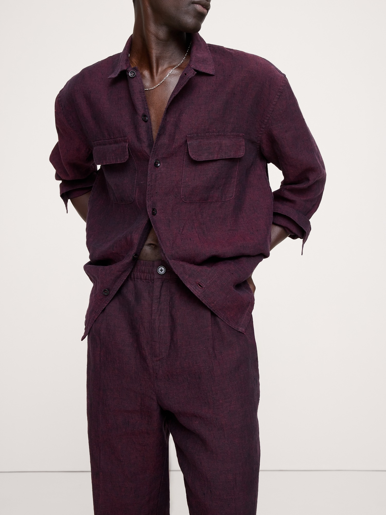 Мужские брюки Banana Republic Straight Linen Pull-On Dress Pant, цвет: Глубокий бордовый красный — фото 3