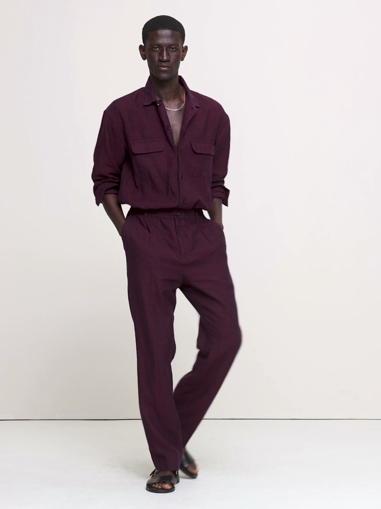 Мужские брюки Banana Republic Straight Linen Pull-On Dress Pant, цвет: Глубокий бордовый красный — фото 5