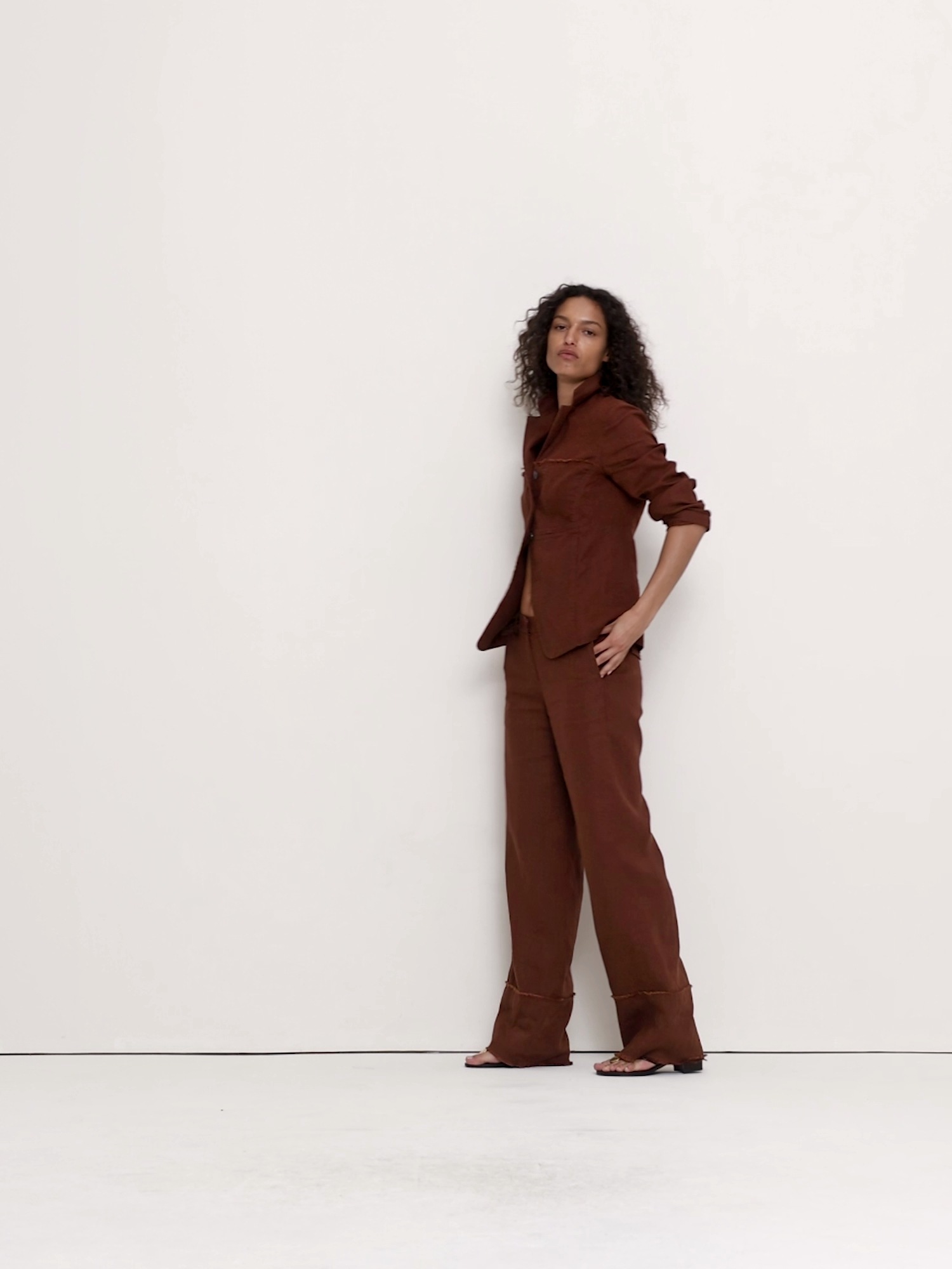 Женские брюки Banana Republic The Everyday Wide-Leg Pant in Fringe-Hem Linen, цвет: Шоколадный коричневый — фото 6