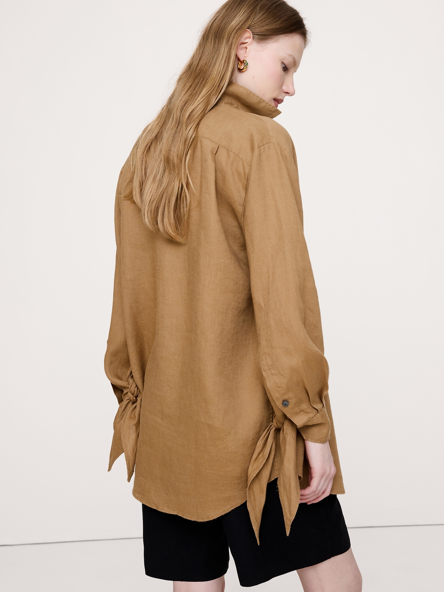Image number 2 showing, The Oversized Tie-Cuff Shirt in Linen