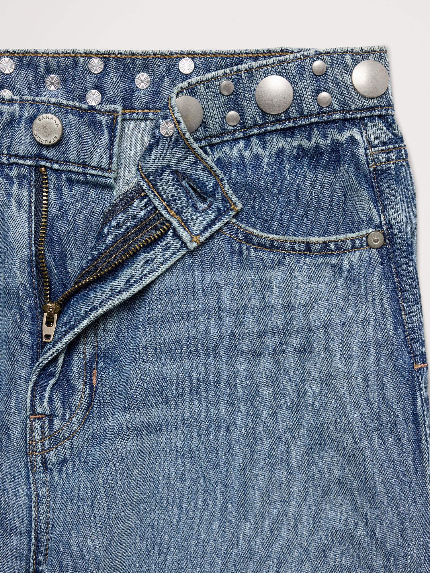 Женские джинсы Banana Republic Mid-Rise Barrel Studded Ankle Jean, цвет: Средняя светлая варка — фото 6