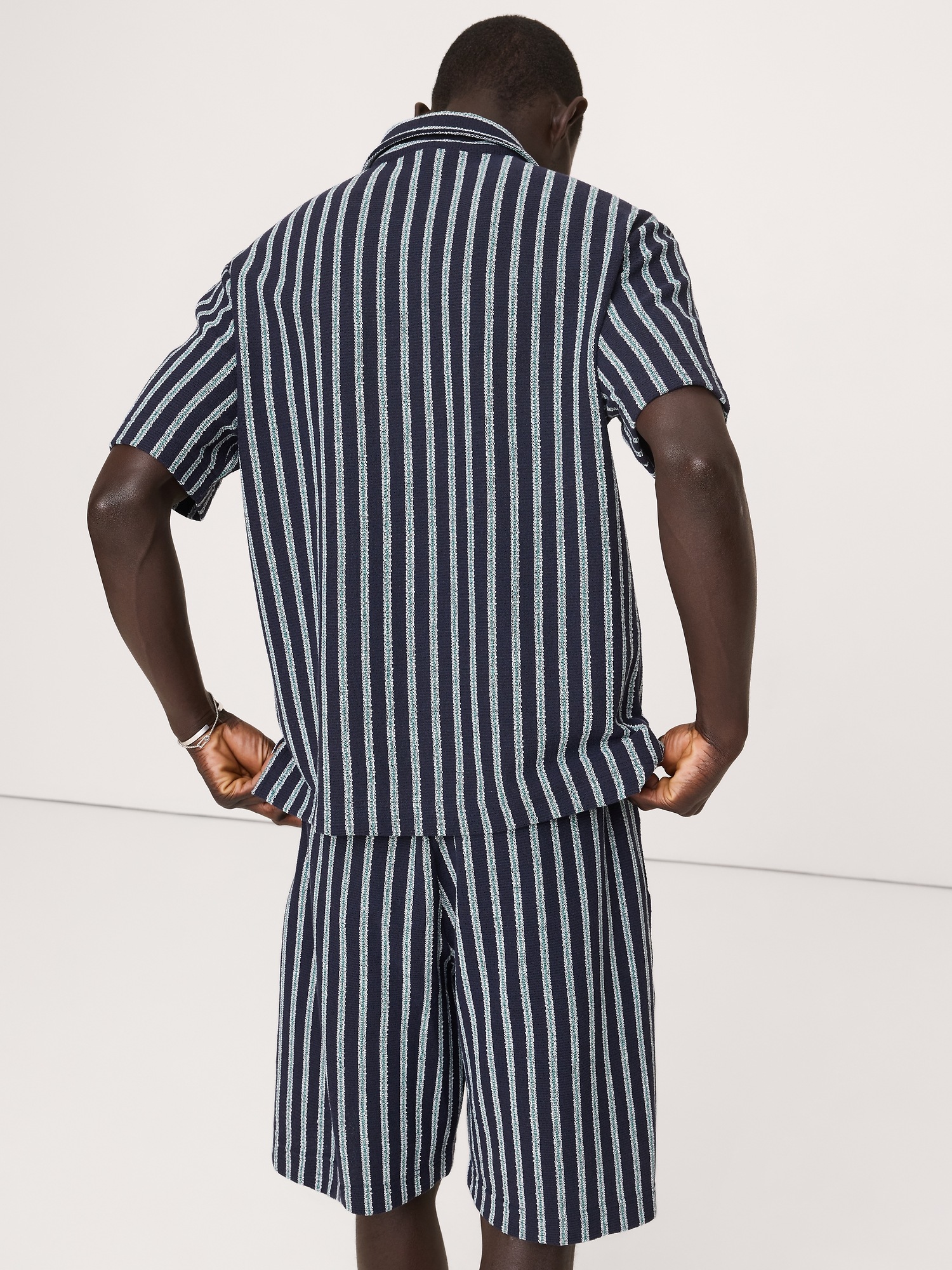 Мужское поло Banana Republic Jacquard Stripe Open Collar Polo, цвет: Тёмно-синий полосатый — фото 2