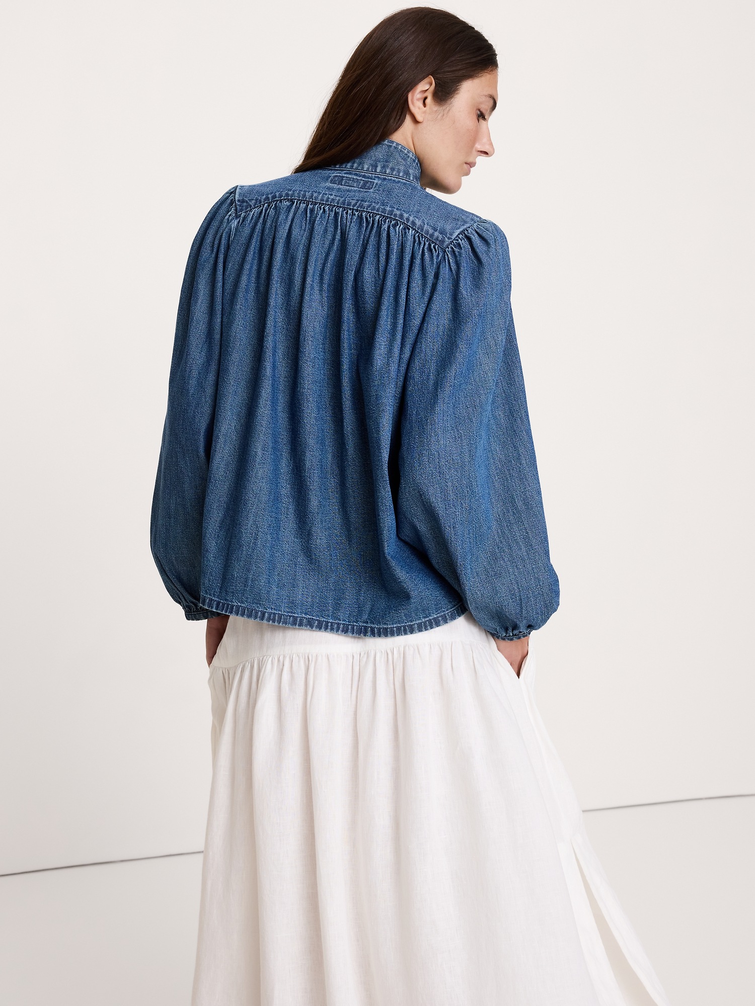 Женская рубашка Banana Republic Denim Ruched-Shoulder, цвет: Светлая варка — фото 2
