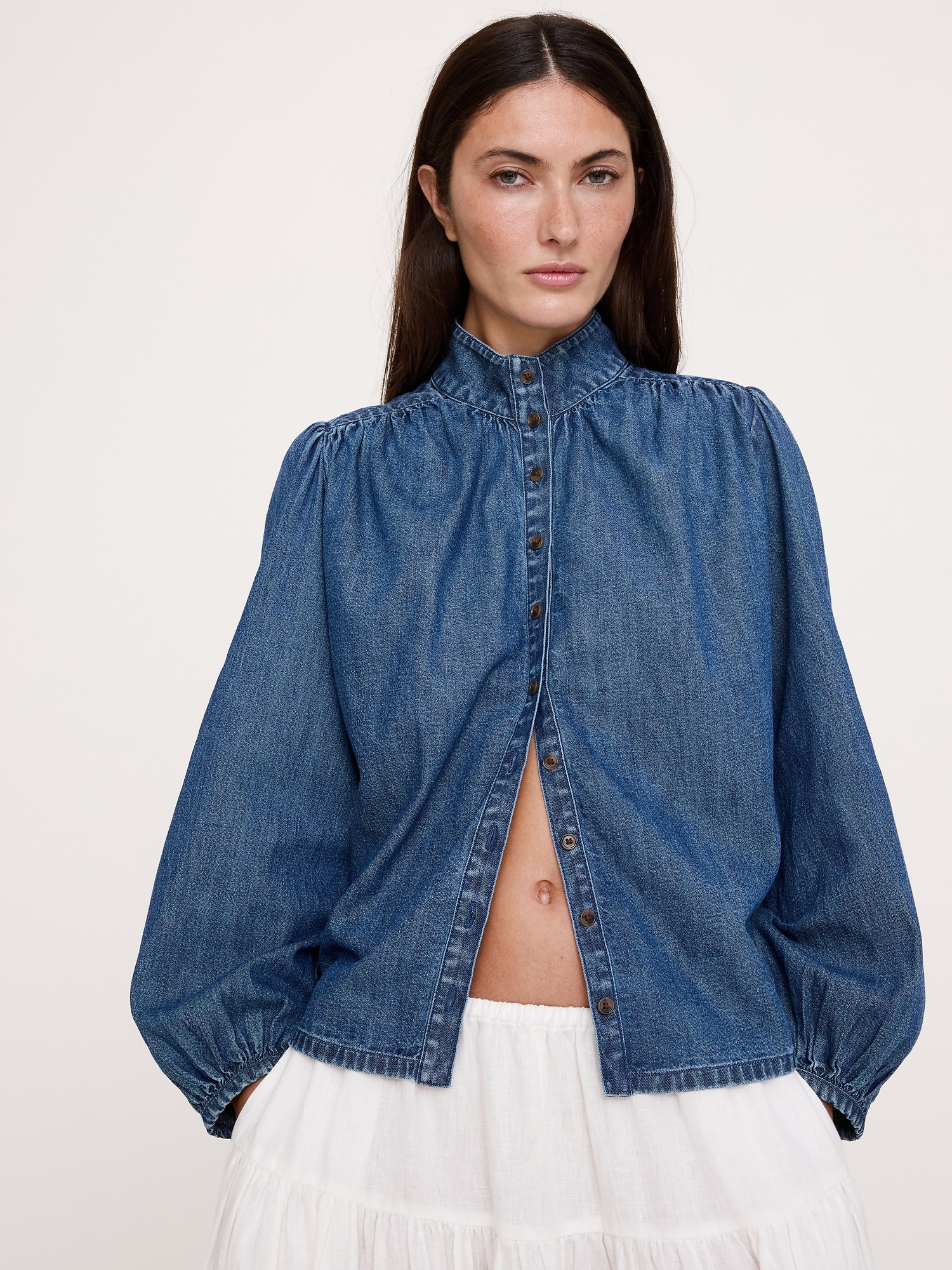 Женская рубашка Banana Republic Denim Ruched-Shoulder, цвет: Светлая варка — фото 3