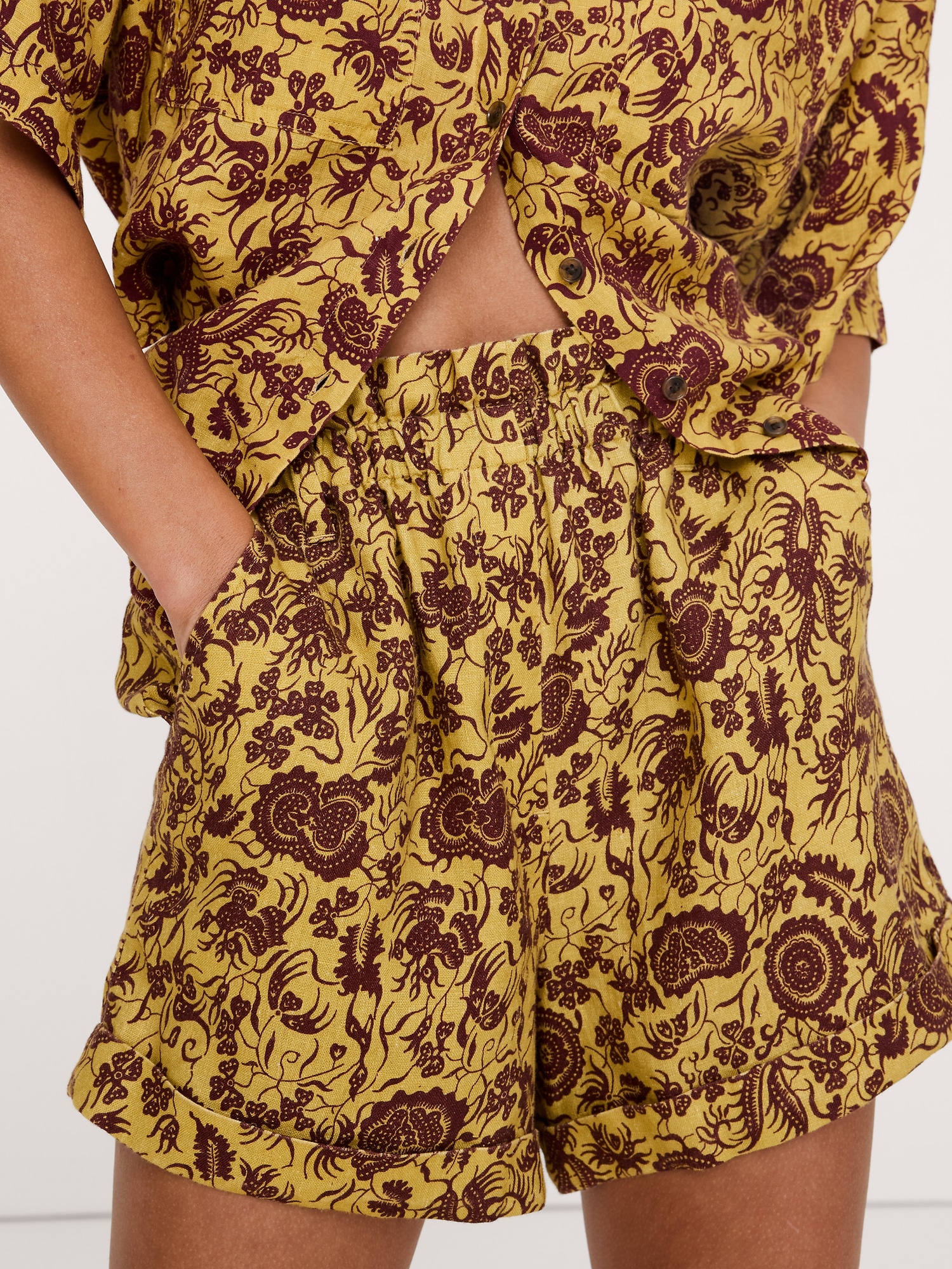 Image number 3 showing, 3.5" Paperbag-Waist Pull-On Linen Short