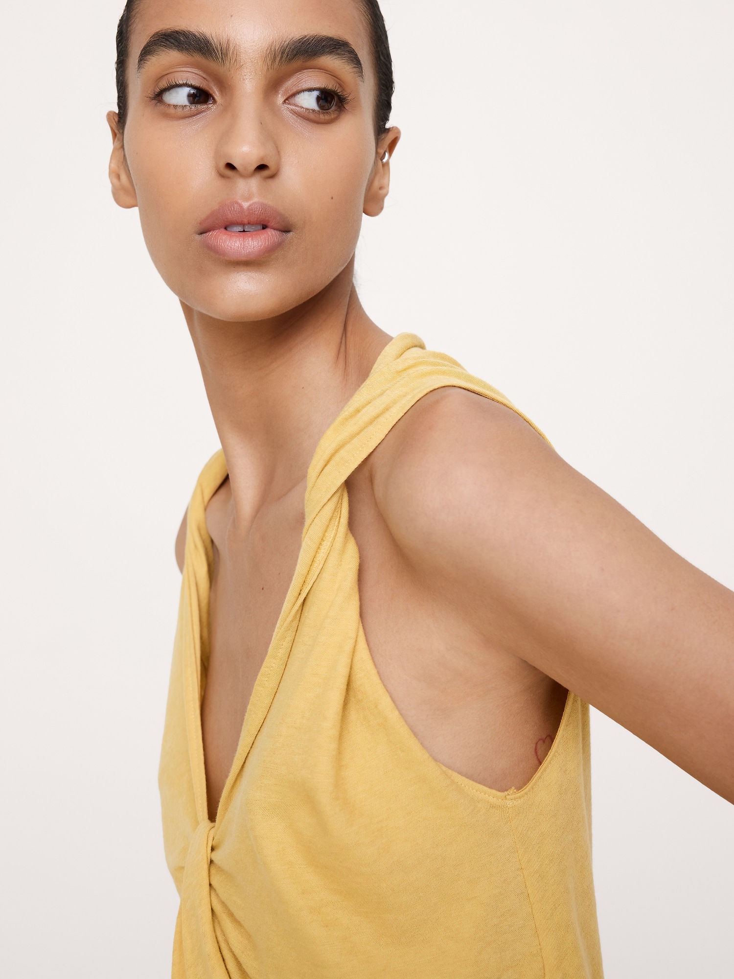Женский топ Banana Republic Cotton-Silk Twisted Tank, цвет: Мох жёлтый — фото 3