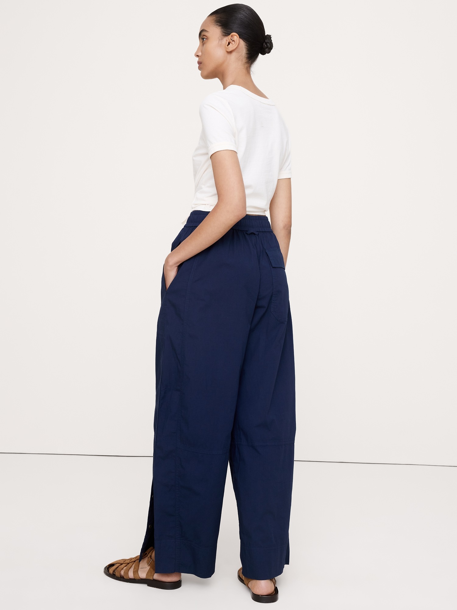 Женские брюки Banana Republic Ripstop Cotton Pull-On Pant, цвет: Тёмно-синий — фото 2