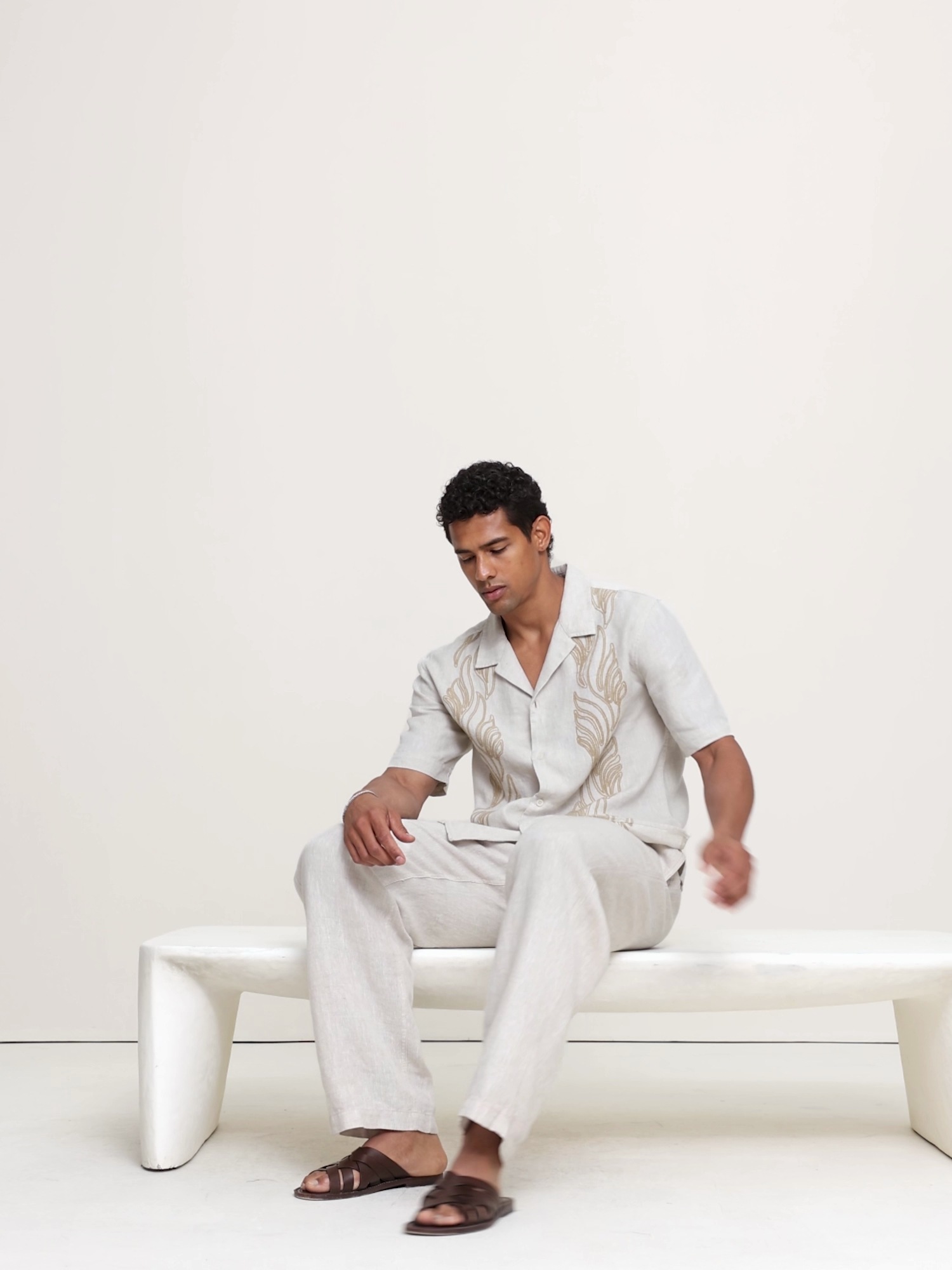Мужская рубашка Banana Republic Relaxed-Fit Embroidered Linen Resort, цвет: Хаки бежевый — фото 6